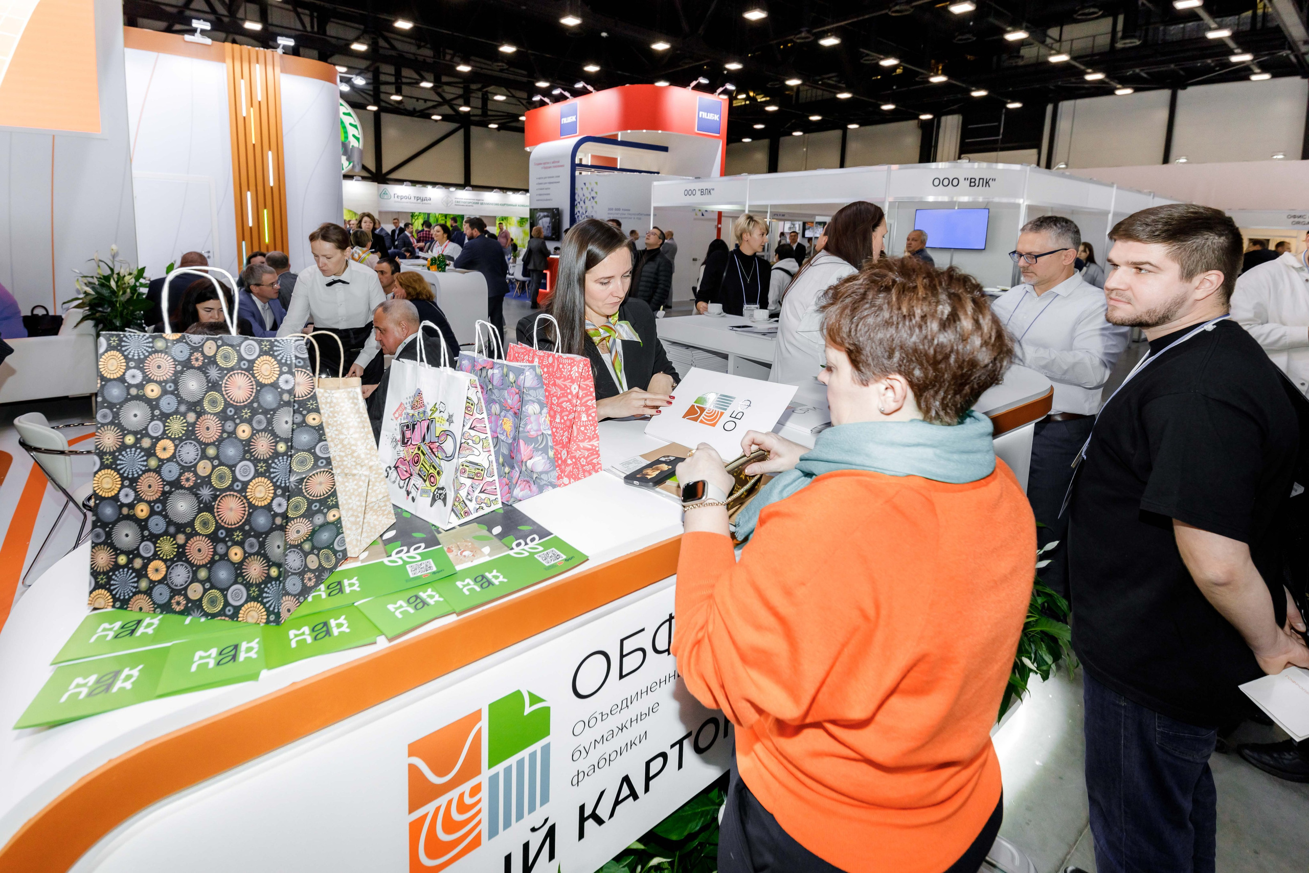PulpFor, Работа стенда ОБФ (Объединенные бумажные фабрики). Репортажный фотограф в Москве Сергей Мирошников