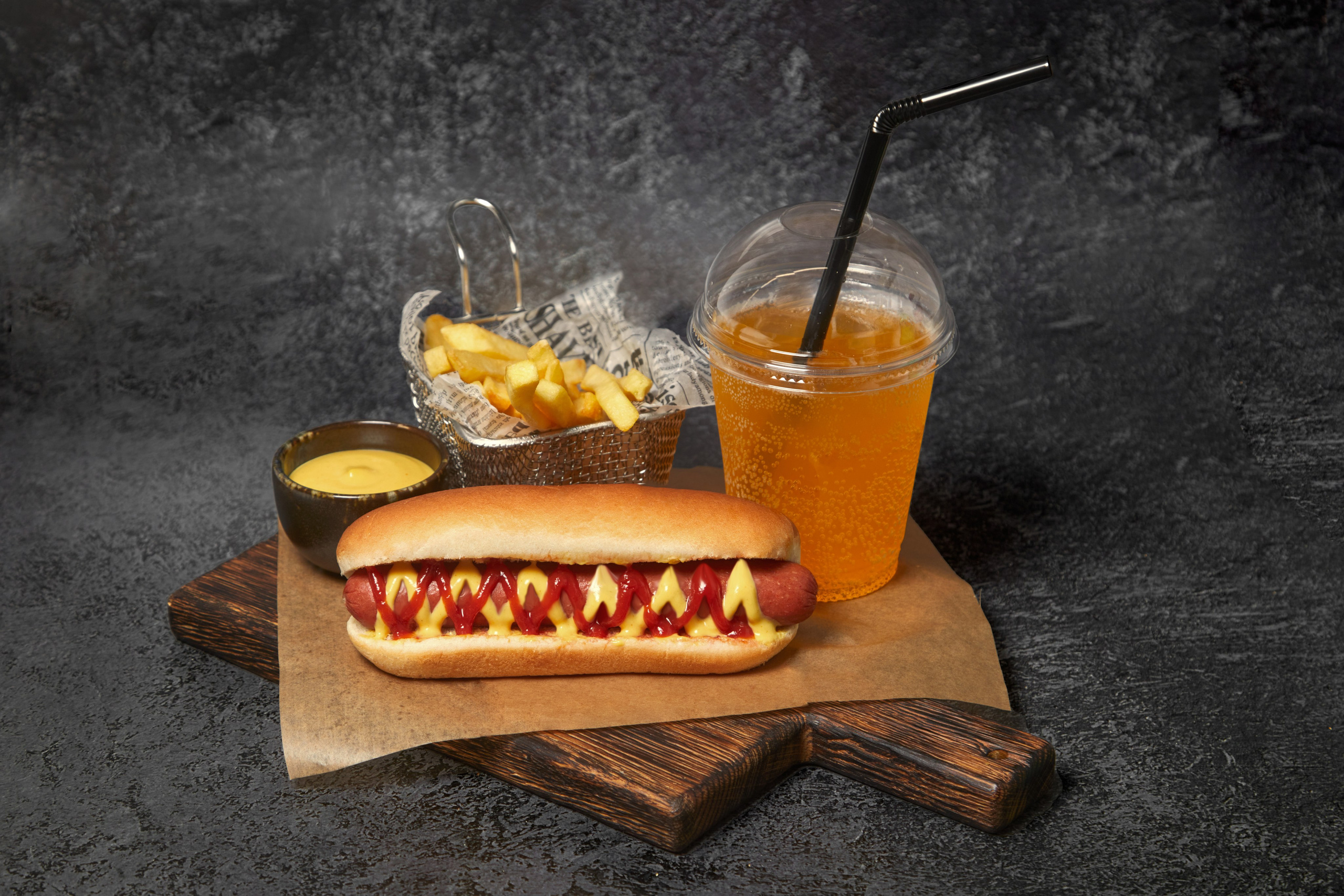 Хот-дог с картофелем фри и напитком.