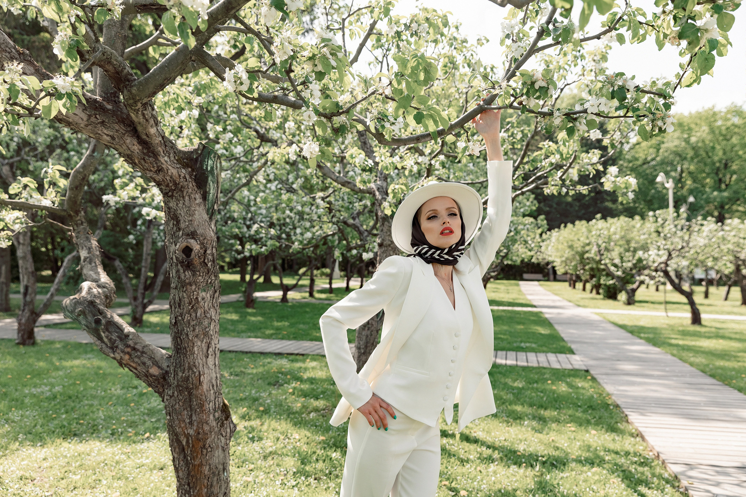 Портретная фотосессия Даши среди яблонь. Свадебный фотограф Москва