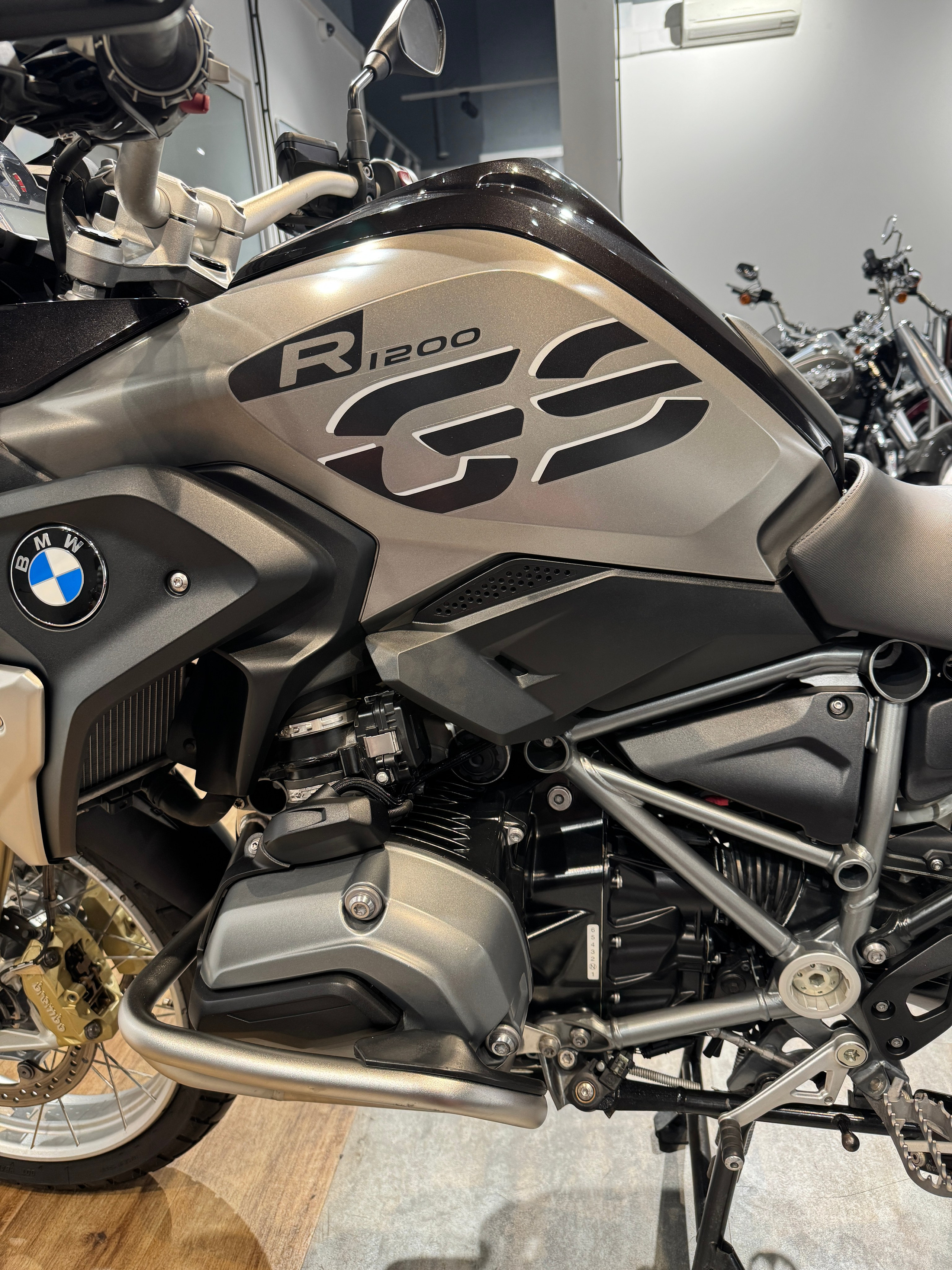 2015 BMW R1200GS Black/Agate Grey — подробнее на сайте. Hello Davidson, Москва. Только хорошие мотоциклы…