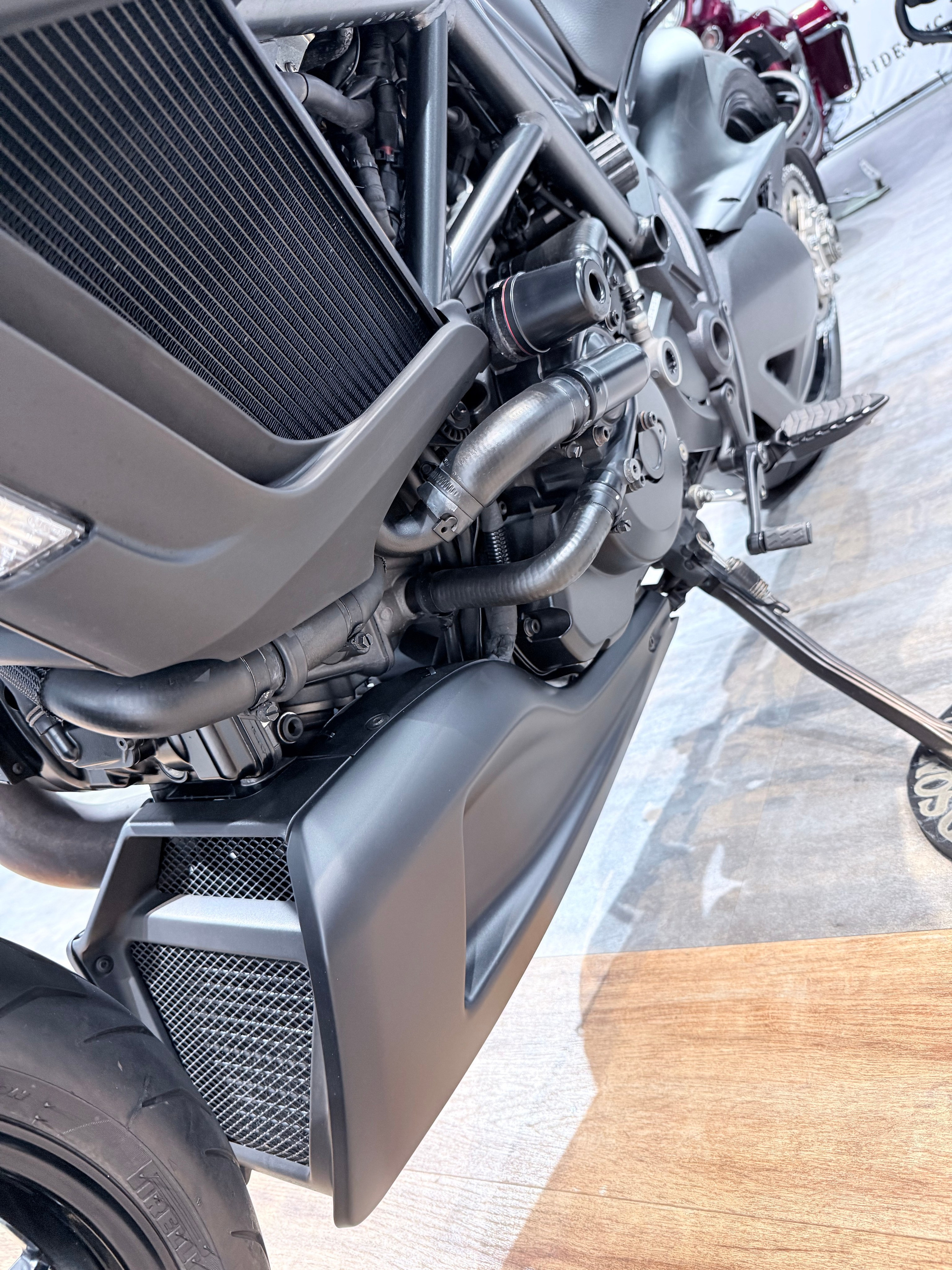 Купить 2015 Ducati Diavel (Dark Stealth) — подробнее на сайте. Hello Davidson, Москва. Только хорошие мотоциклы…