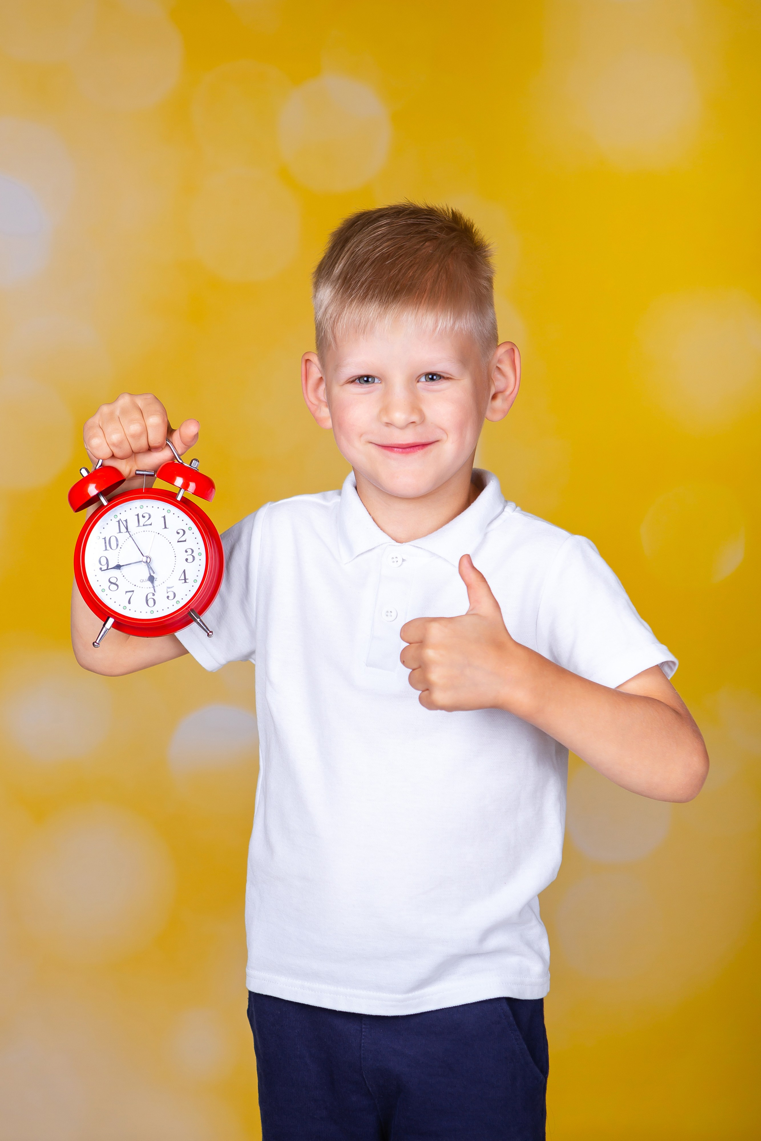 Жёлтый фон. Фото дети. Выпускные альбомы Нижний Тагил