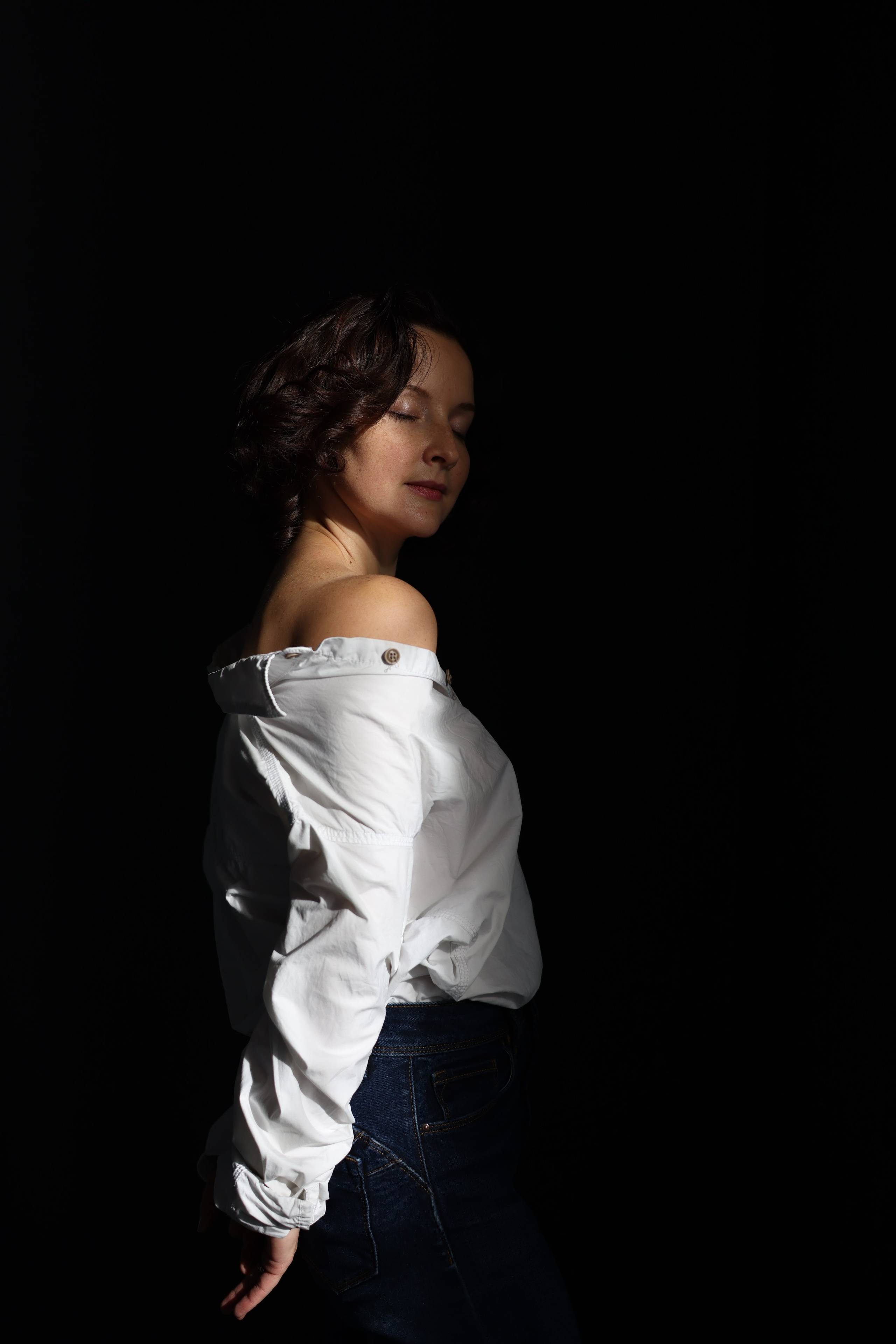 Сьемка в студии, брюнетка на темном фоне Фотограф - Мэри Маршания