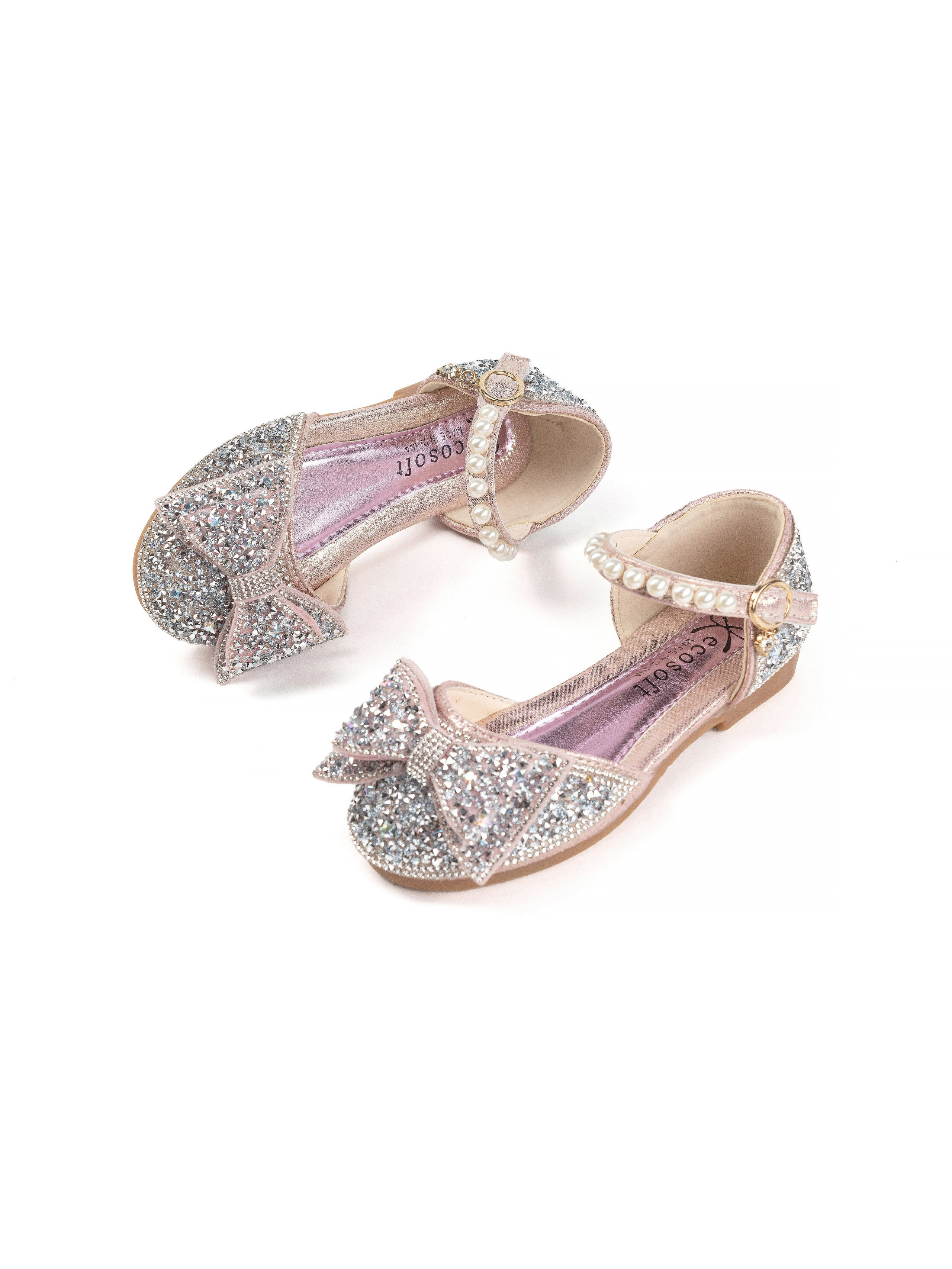 Детские туфельки, фотосъемка на однотонном фоне, съемка для маркетплейсов. Олейник Денис — предметный фотограф, фотограф для маркетплейсов в Казани