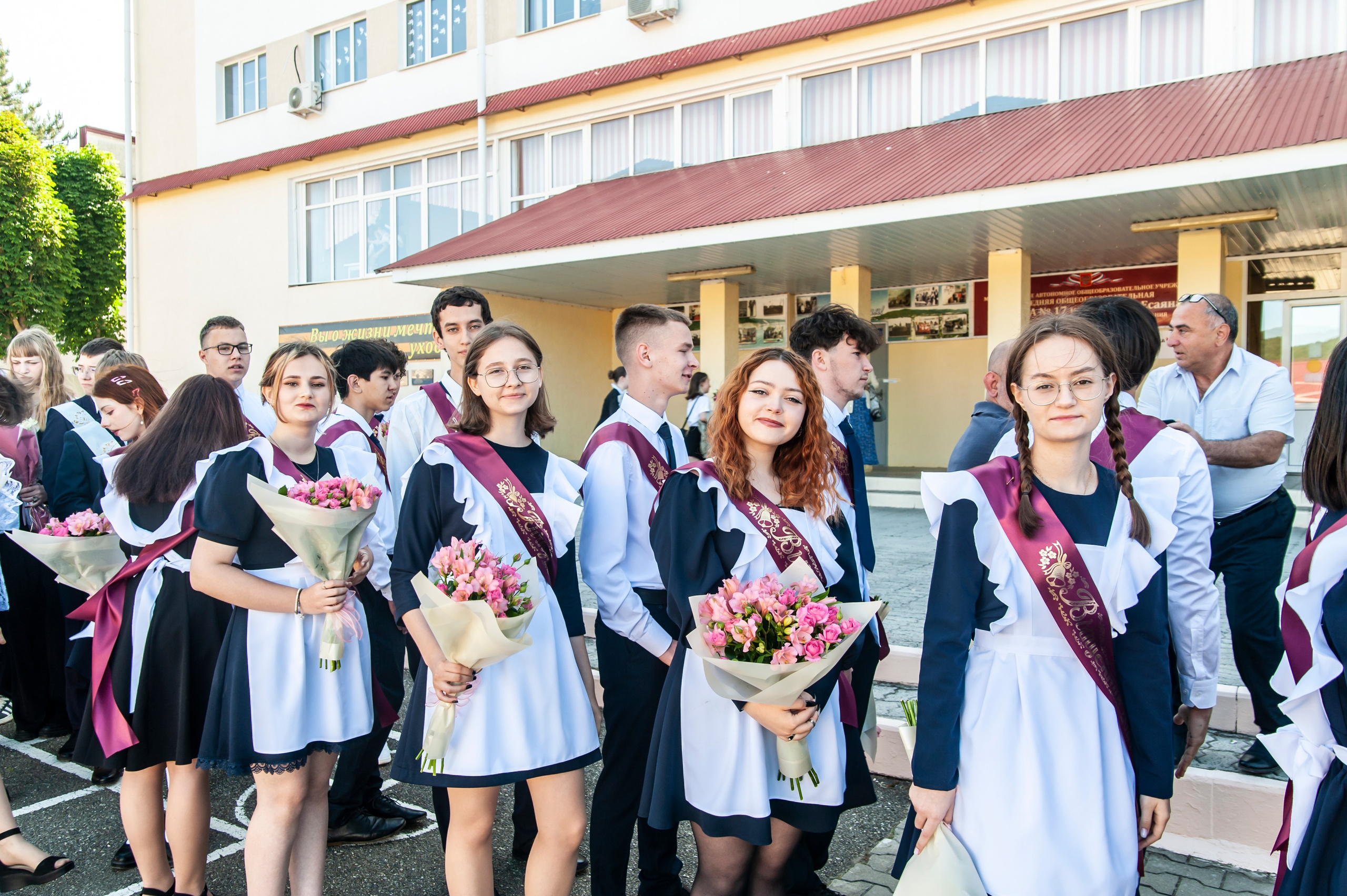 Последний Звонок МАОУ СОШ № 17 им. Эдуарда Есаяна — Архипо-Осиповка. Свадебный и семейный фотограф Денис Лукьянов в Краснодаре, Краснодарском крае и Республике Крым