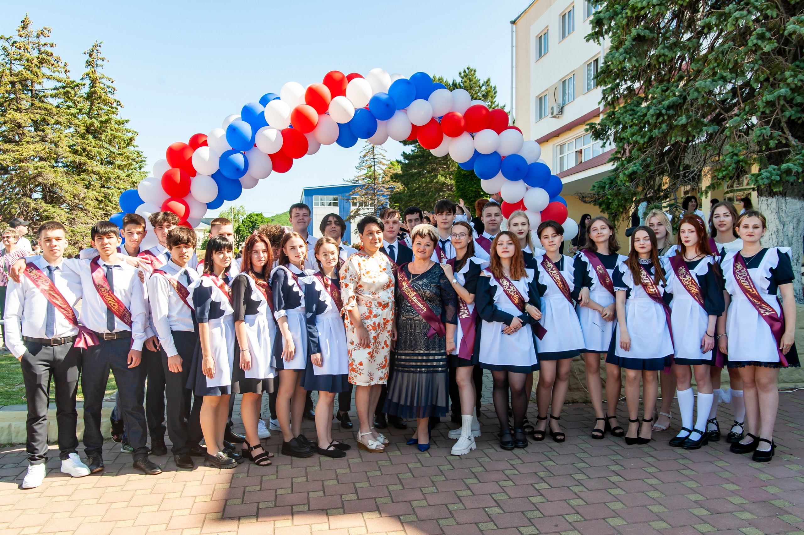 Последний Звонок МАОУ СОШ № 17 им. Эдуарда Есаяна — Архипо-Осиповка. Свадебный и семейный фотограф Денис Лукьянов в Краснодаре, Краснодарском крае и Республике Крым