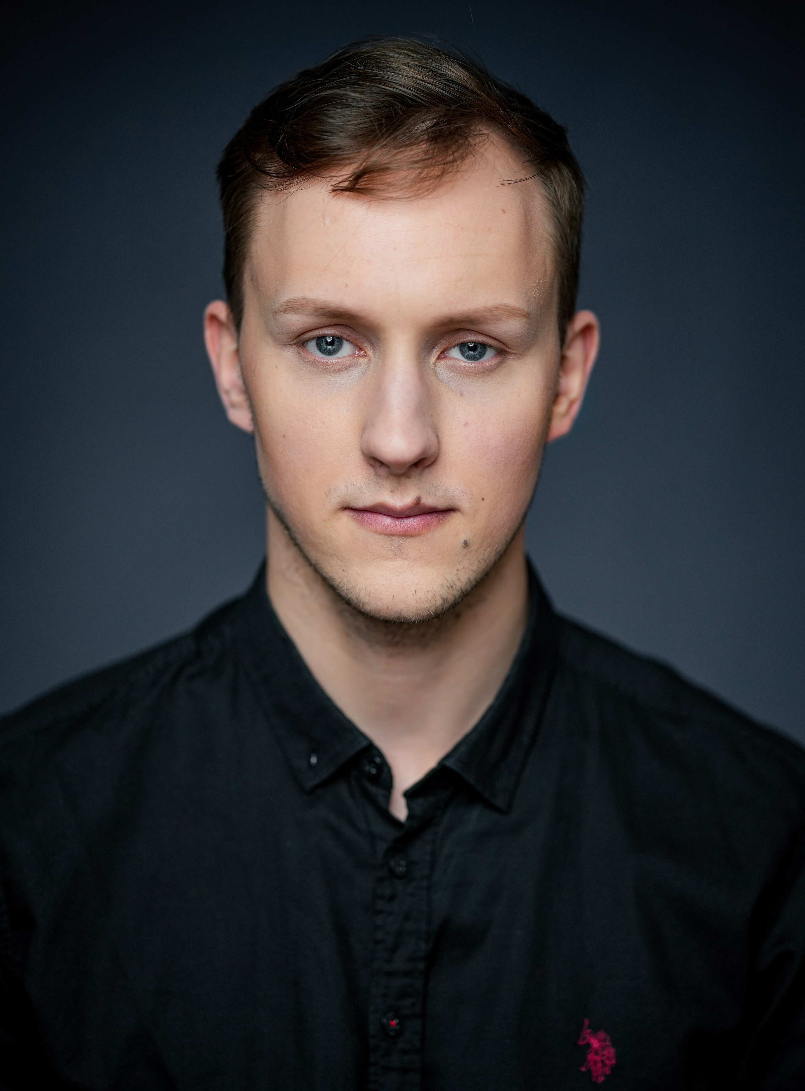 Актёр Логинов Максим. Портретная съемка в Москве, студийный фотограф Игорь Фомин