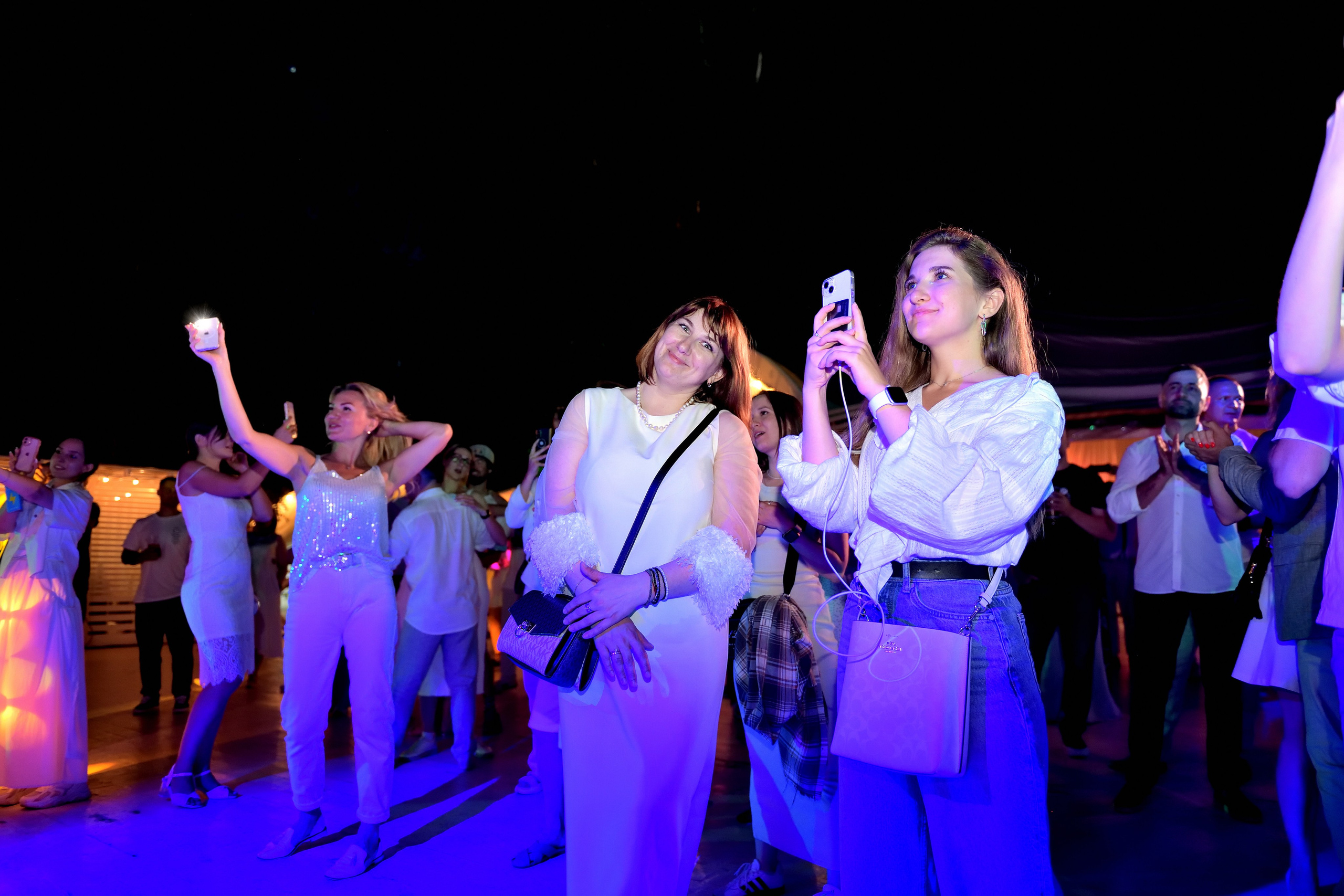 "Аудитория снимает концерт на камеры мобильного телефона".