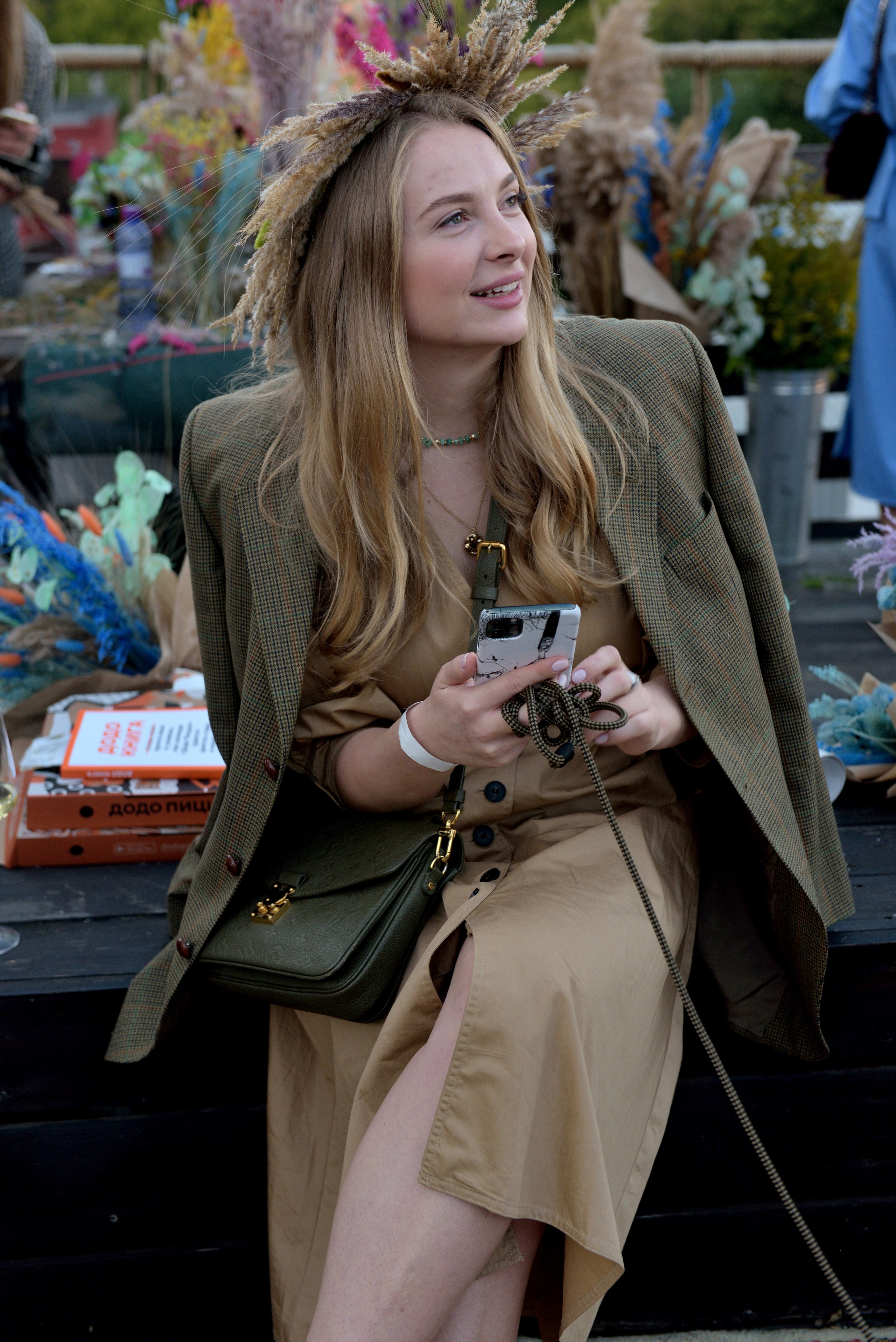 "Фотосессия красивой девушки на корпоративном мероприятии".