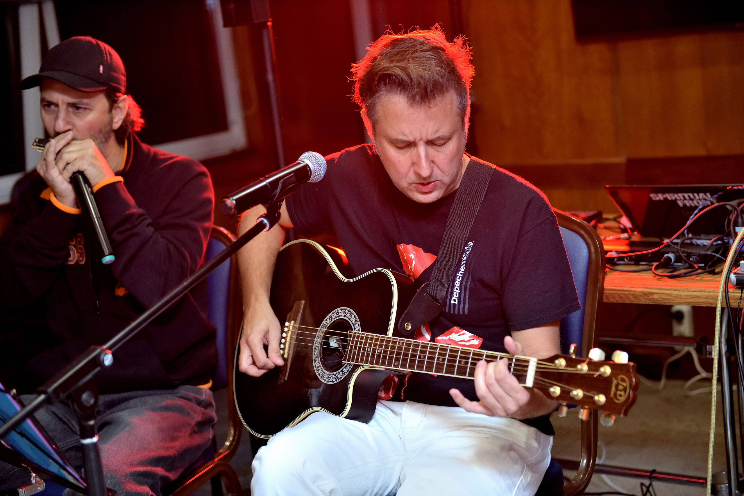 "Jurgen Gugenson - солист группы DM Acoustics".