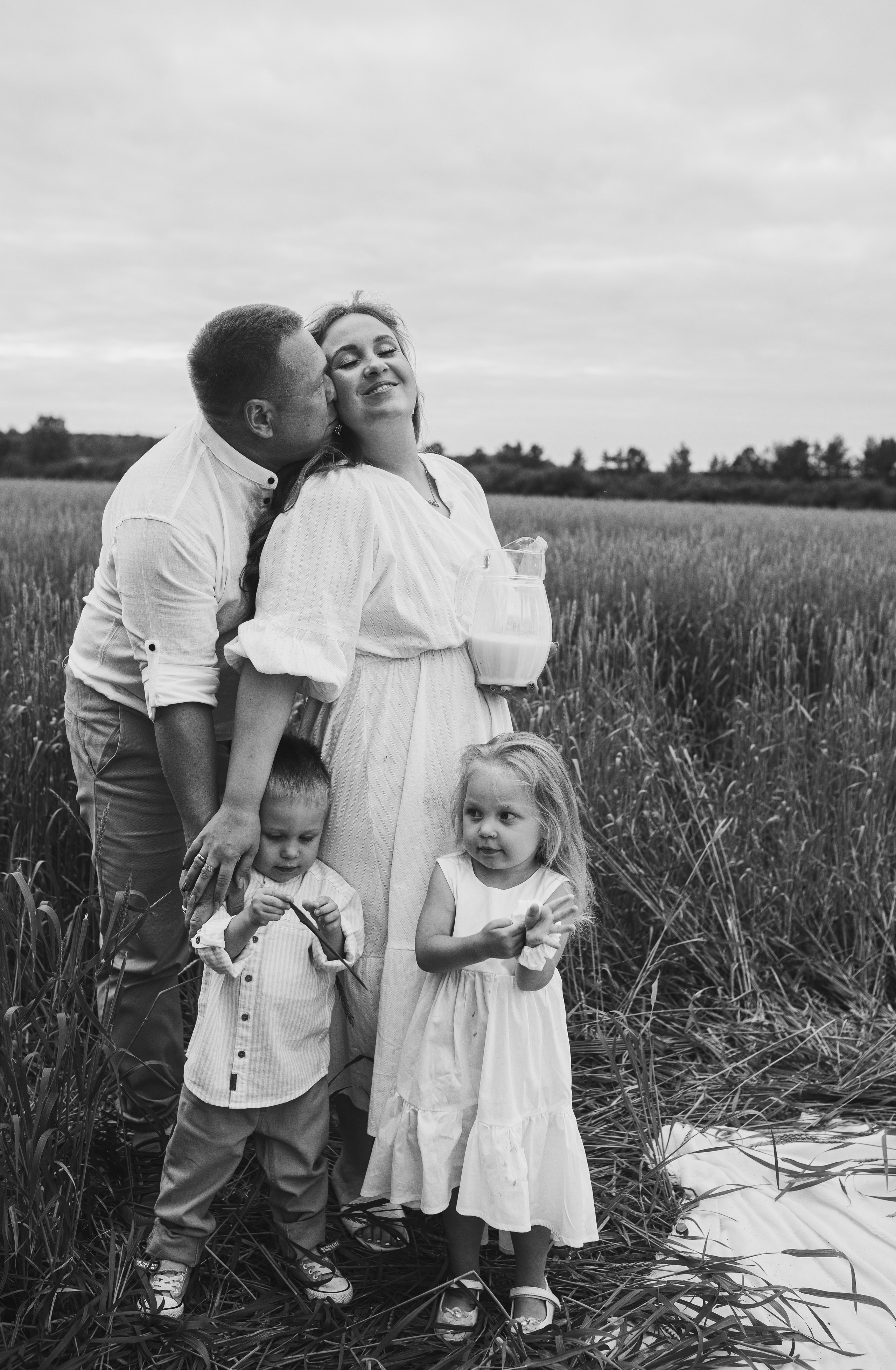 Маша и Миша и их веселая компания (пикник в поле). Семейный и свадебный фотограф в Екатеринбурге Орлова Ирина