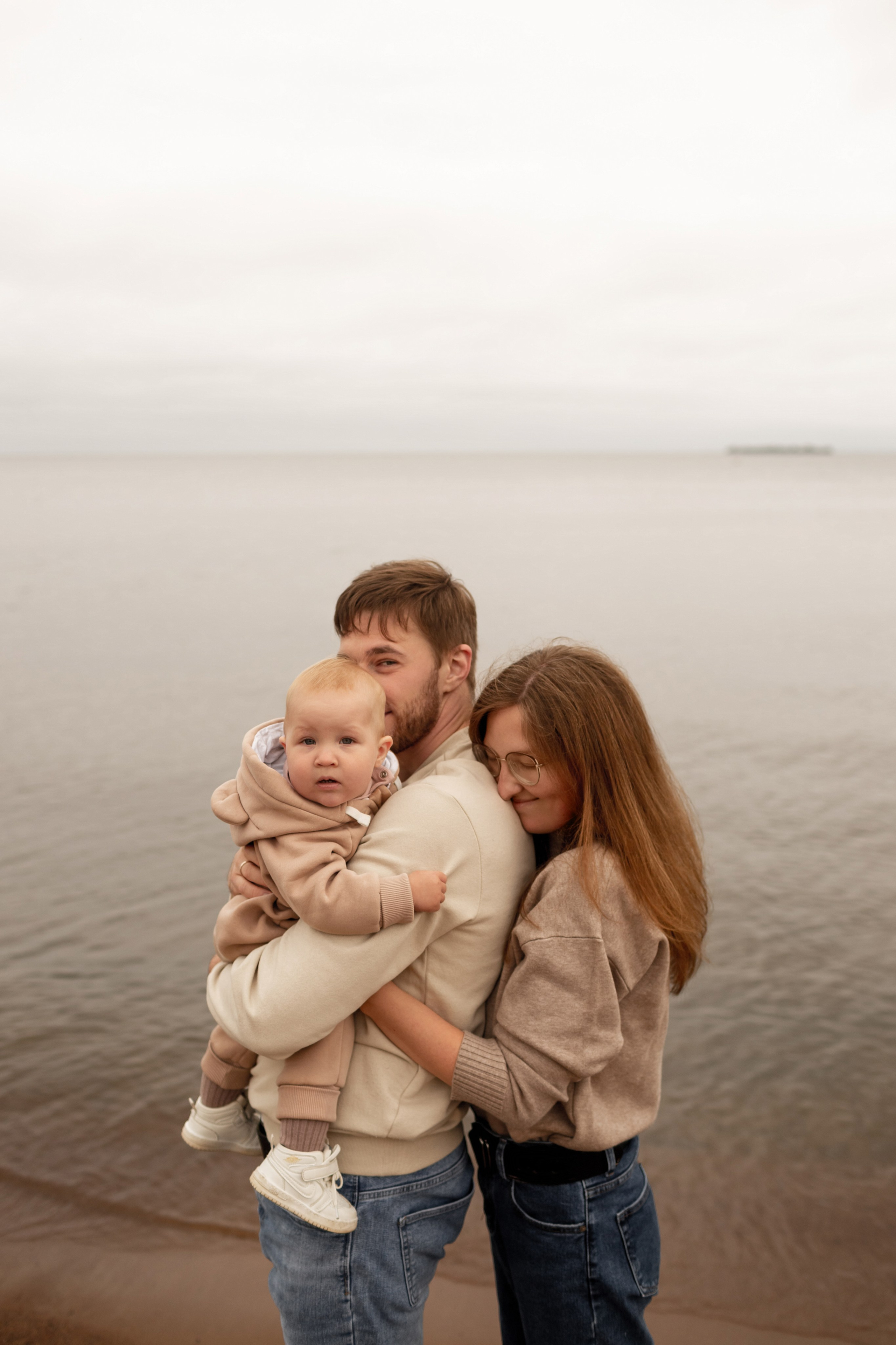 Семейная фотопрогулка на пляже. Свадебный фотограф Кирилл Белый