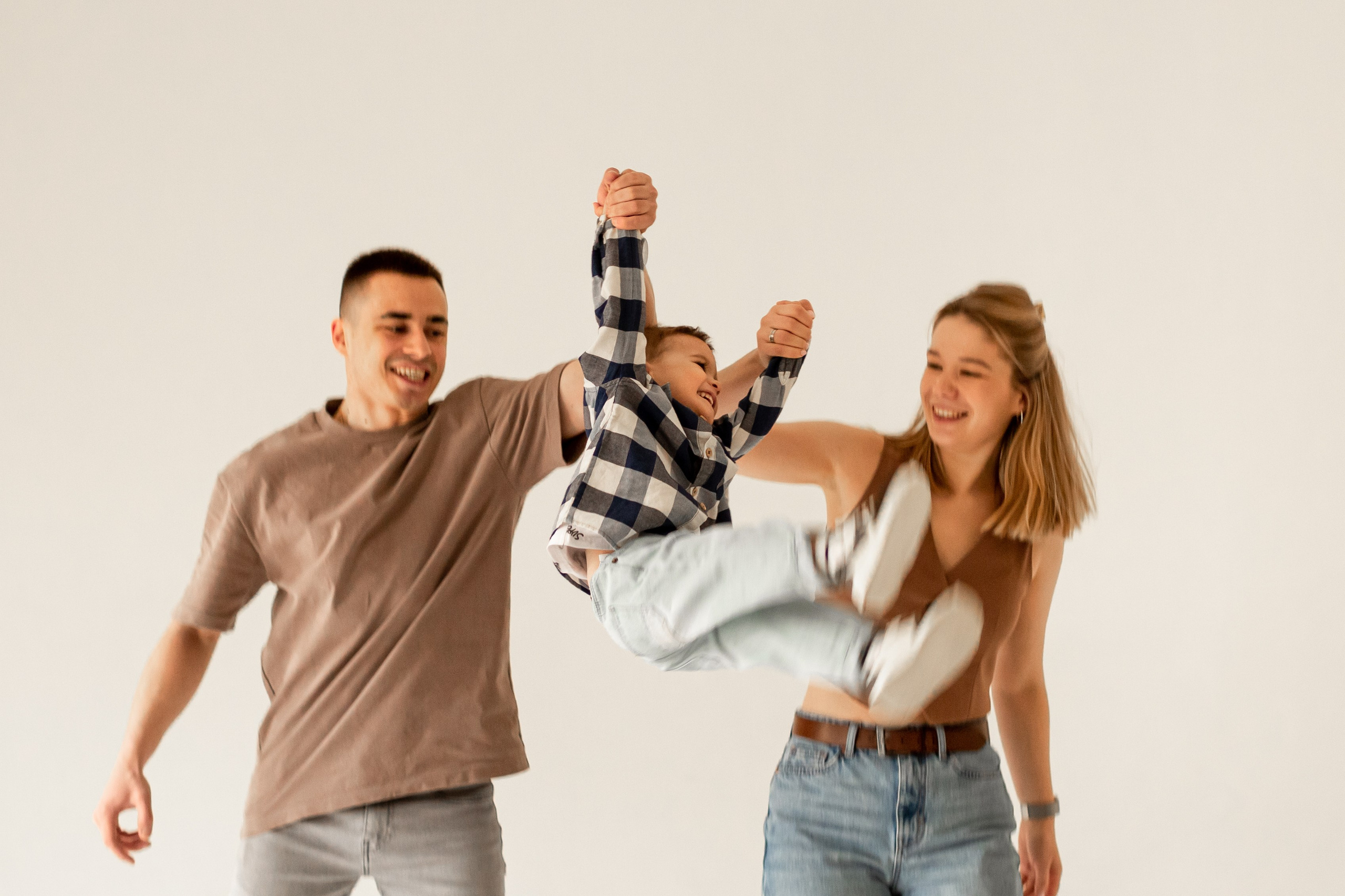 Семья Фурсал. Отрыв в студии. Свадебный фотограф Кирилл Белый