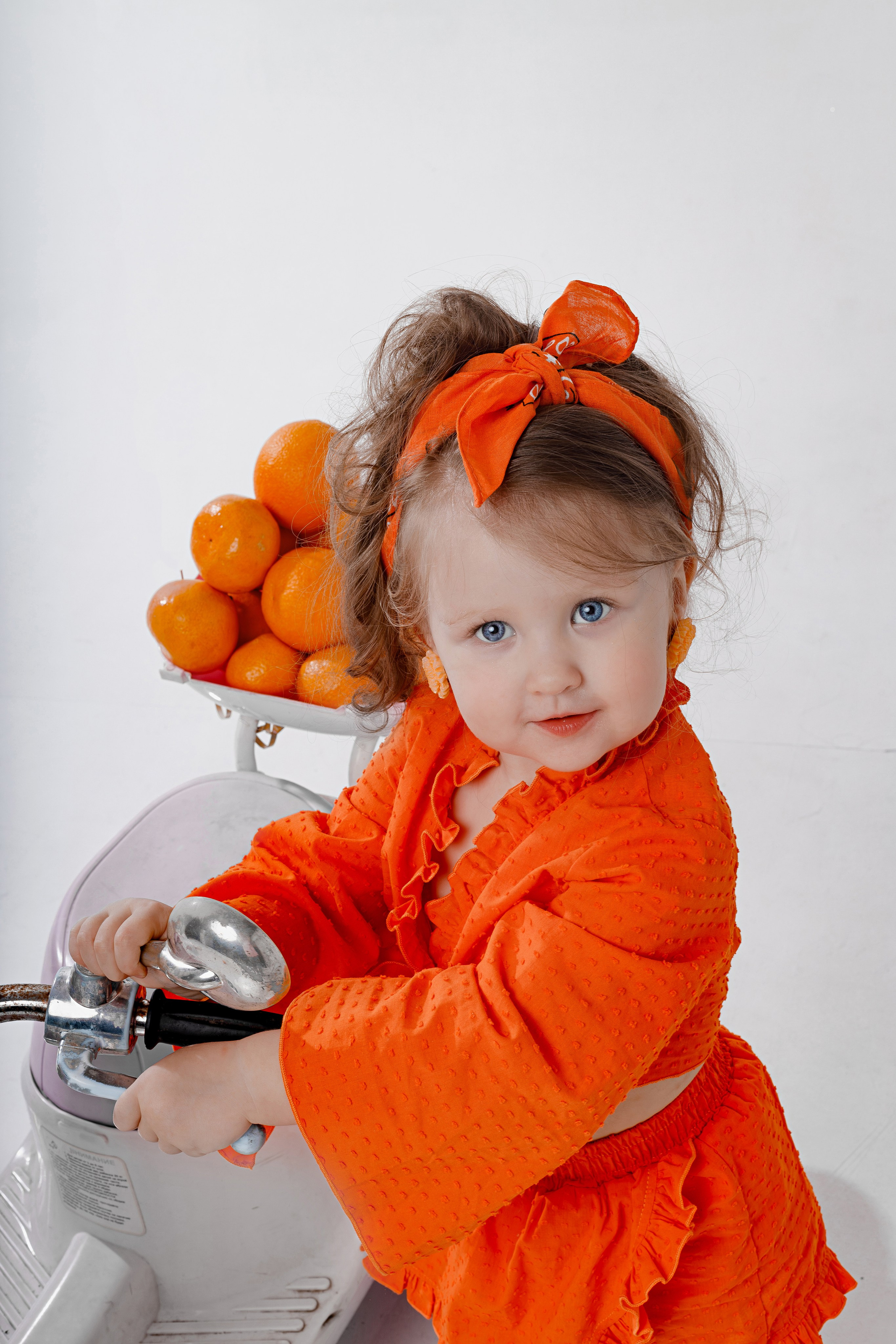 Детская фотосессия с мандаринами в студии в Сочи. Детский студийный фотограф Сочи