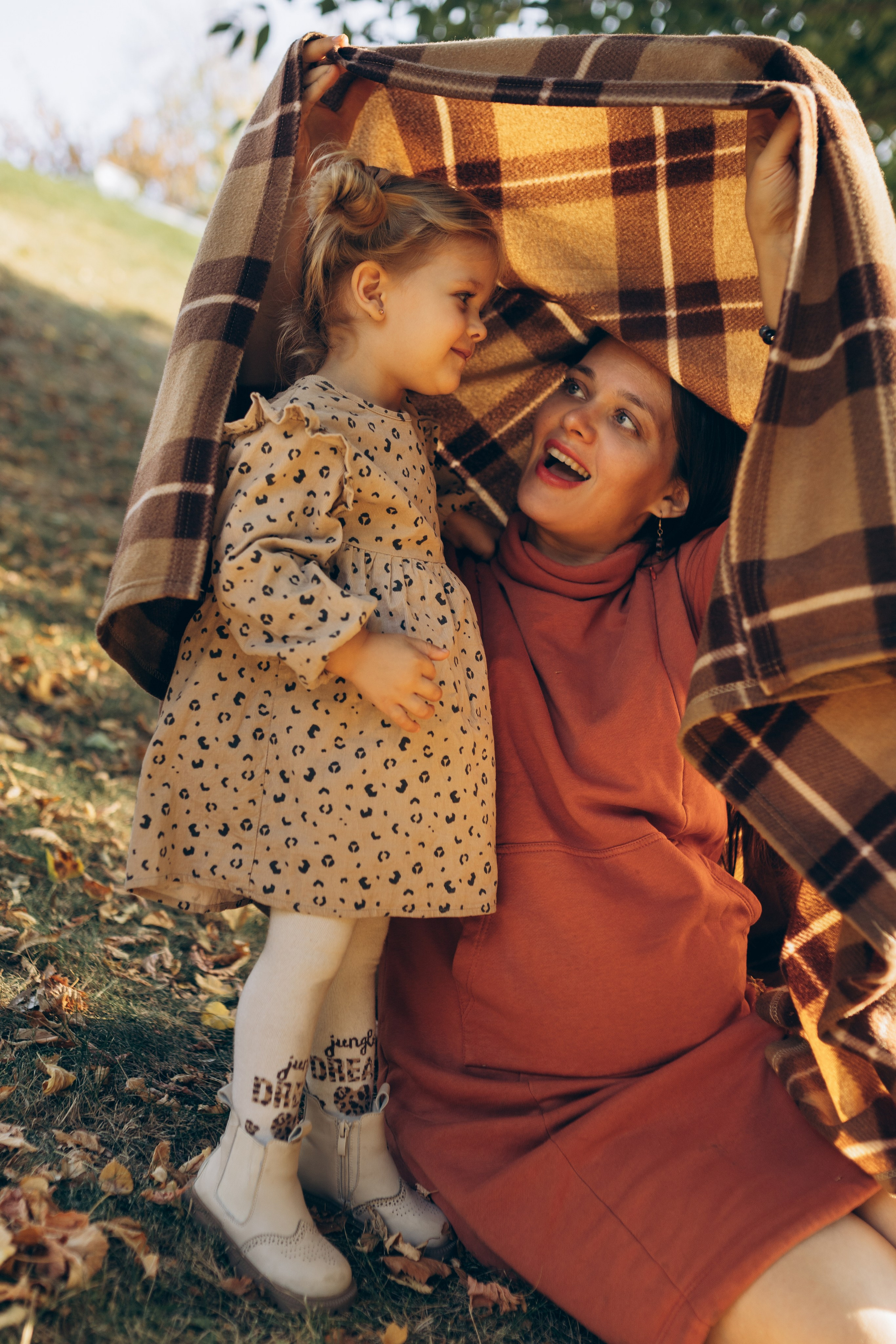 мама с маленькой дочкой весело играет в парке Самары