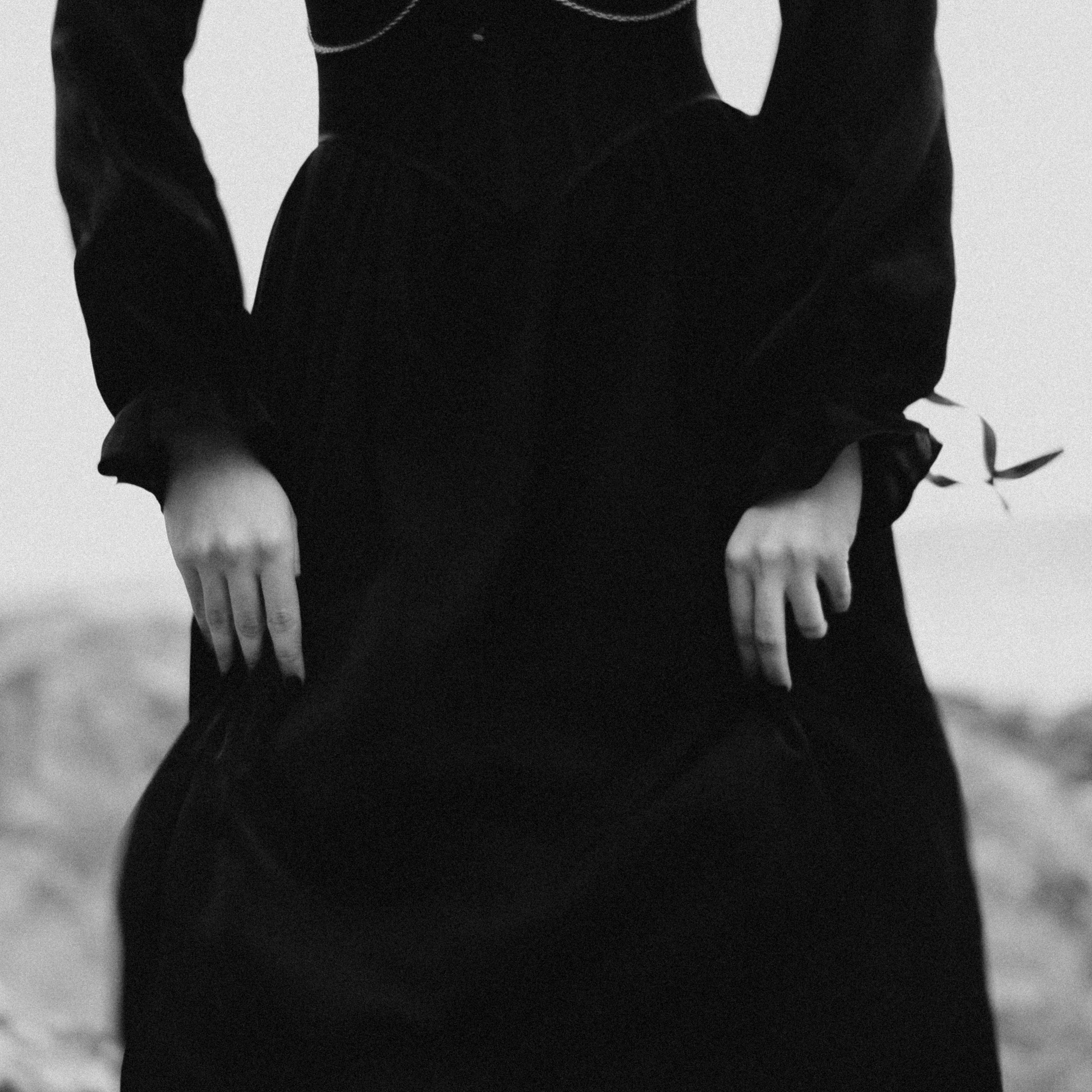 Съёмка у моря с оленьими рогами