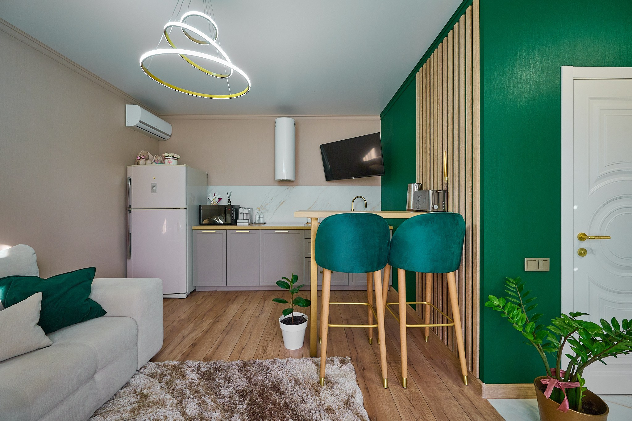 кухня в зеленых цветах зеленая стена белые шкафы зеленые высокие стулья 