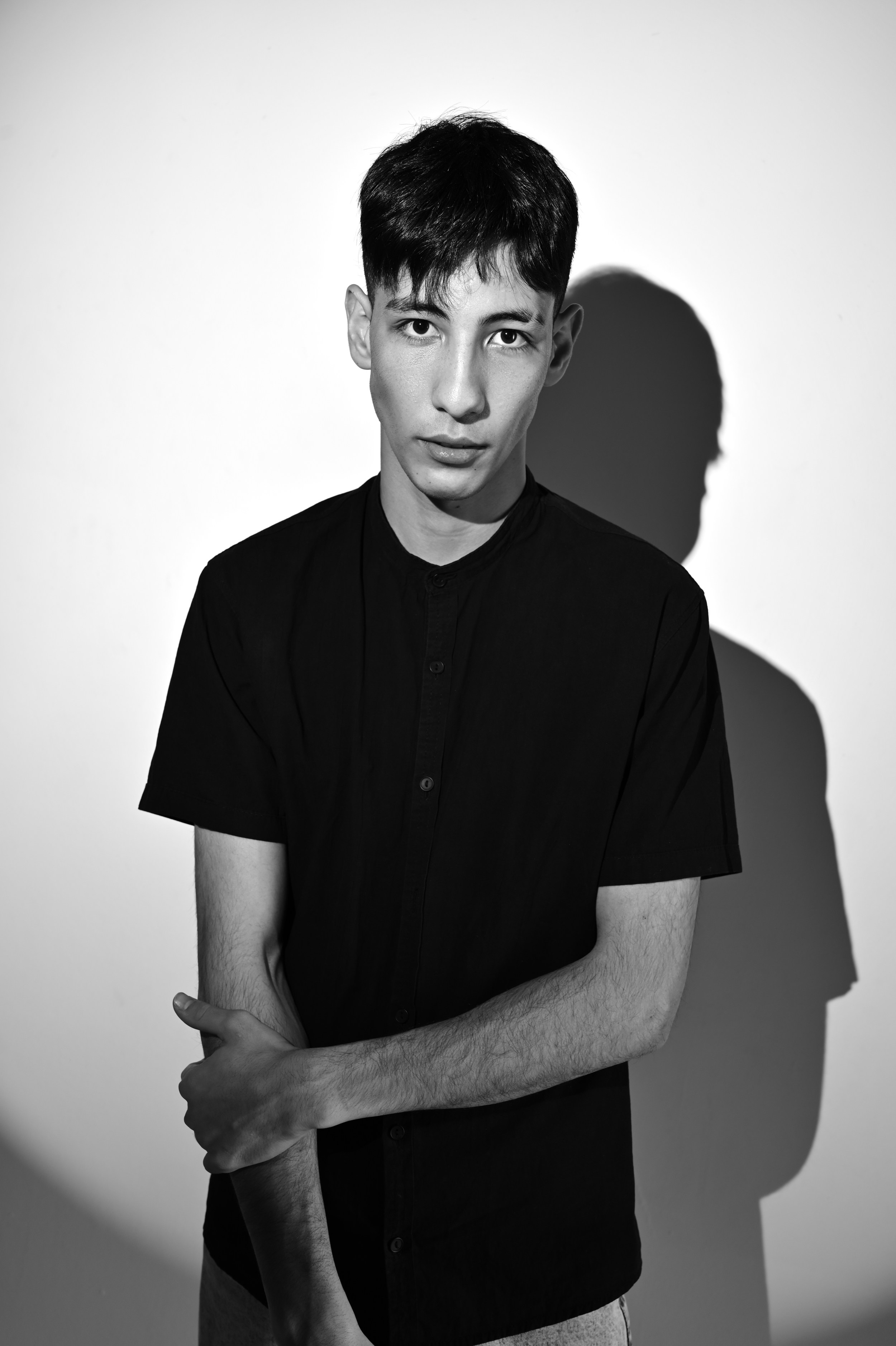 Стильная мужская студийная фотосессия на белом фоне