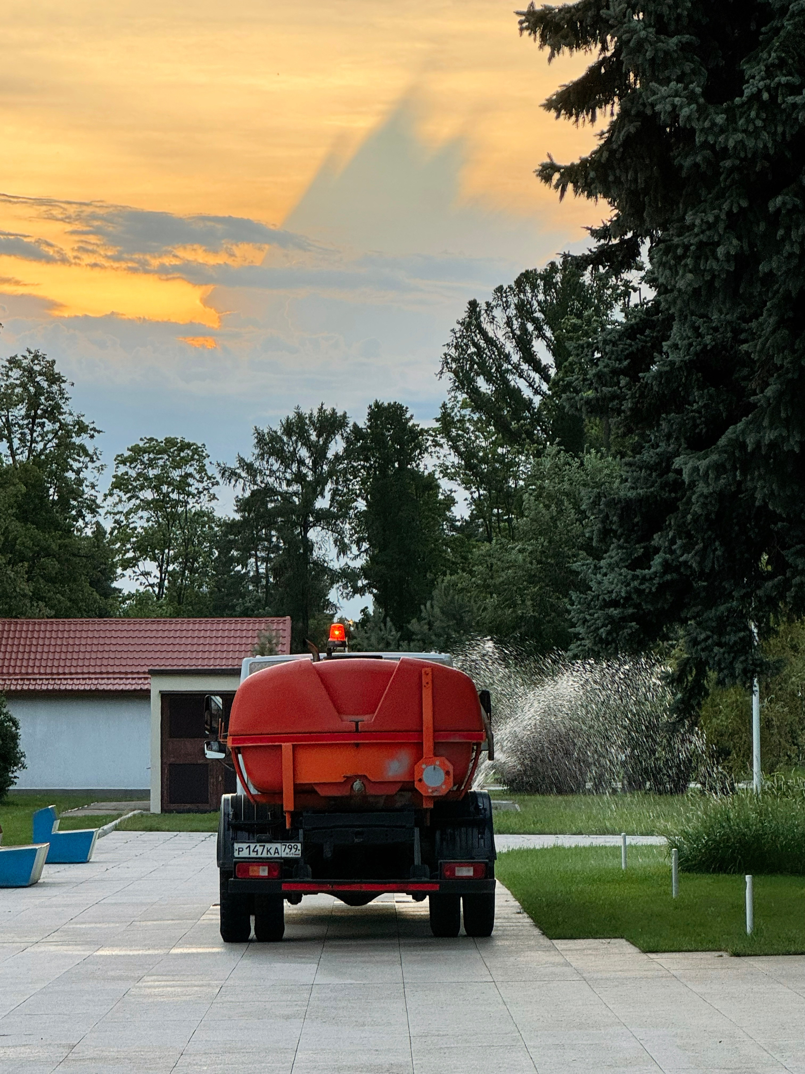 Поливалка и красивое небо