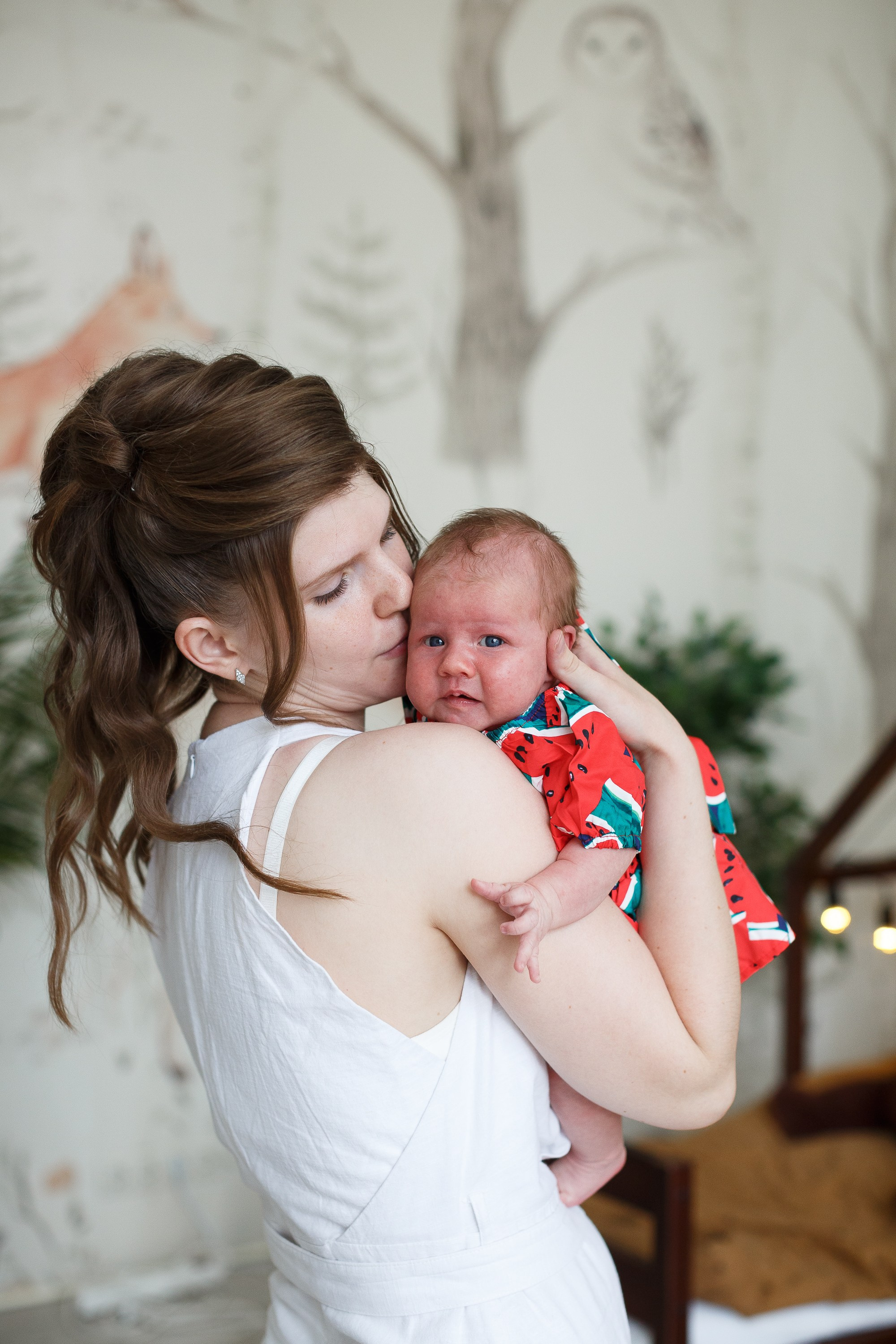 Семейная фотосессия в студии. Мама с малышом на руках.