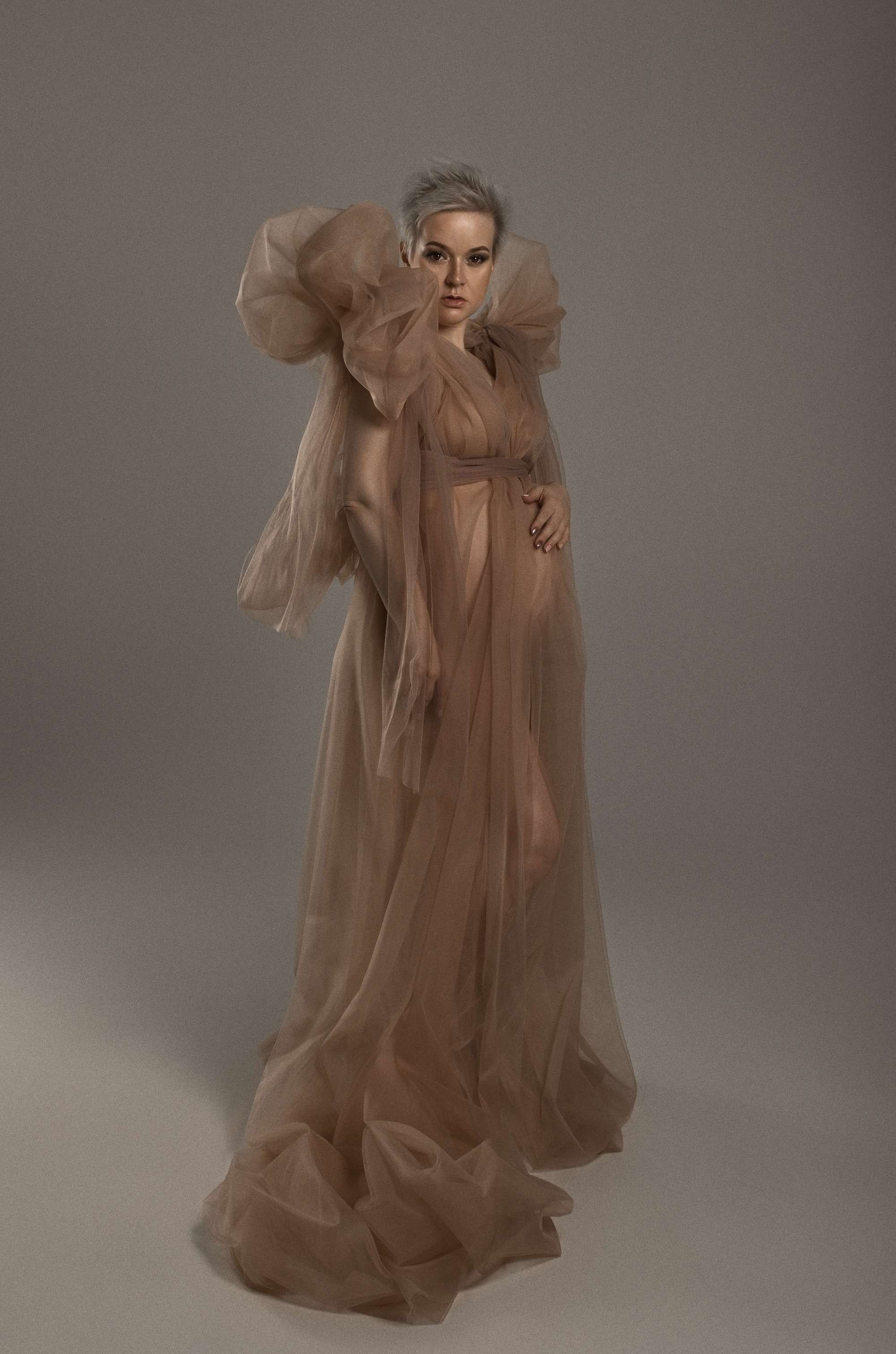 фотосессия беременной в фотостудии на темном фоне в красивом разлетающемся платье, фотография беременности, фотосессия беременных, портрет беременной