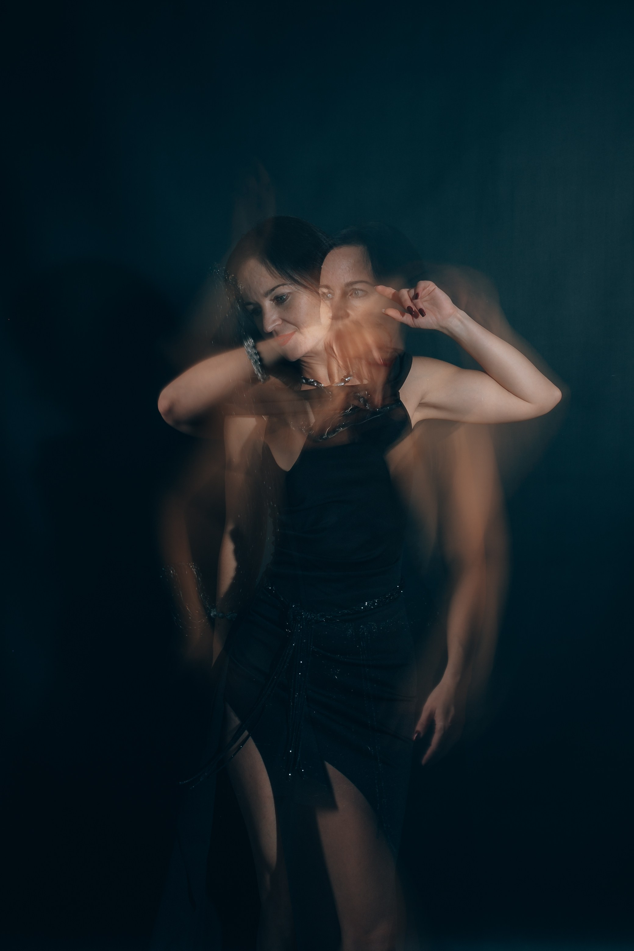 Фризлайт. Черный фон. Женский портрет. Фотограф Кравченко Юлия. Энгельс