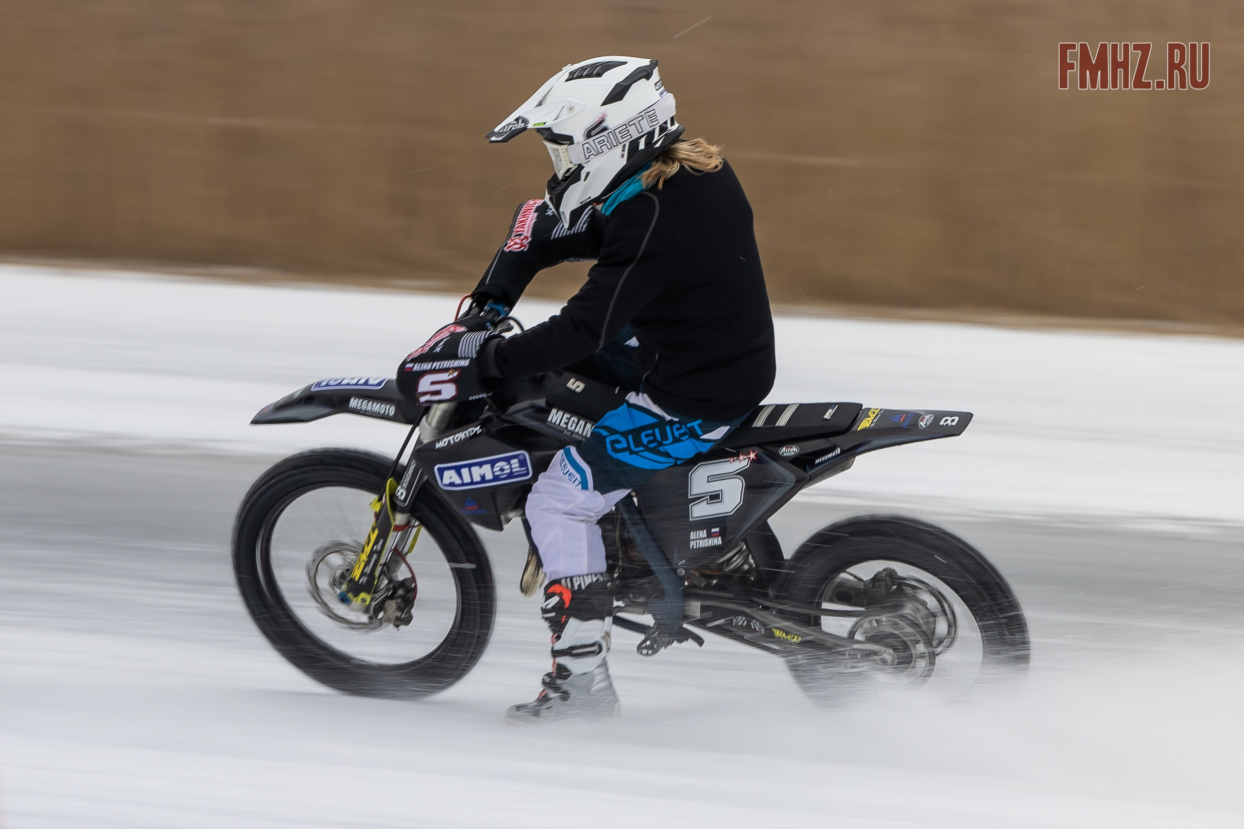 Первый этап Кубка МФР по мотокроссу на льду Большого Крылатского пруда в Москве. 8 февраля 2025 г. Фотограф Владимир Охрименко