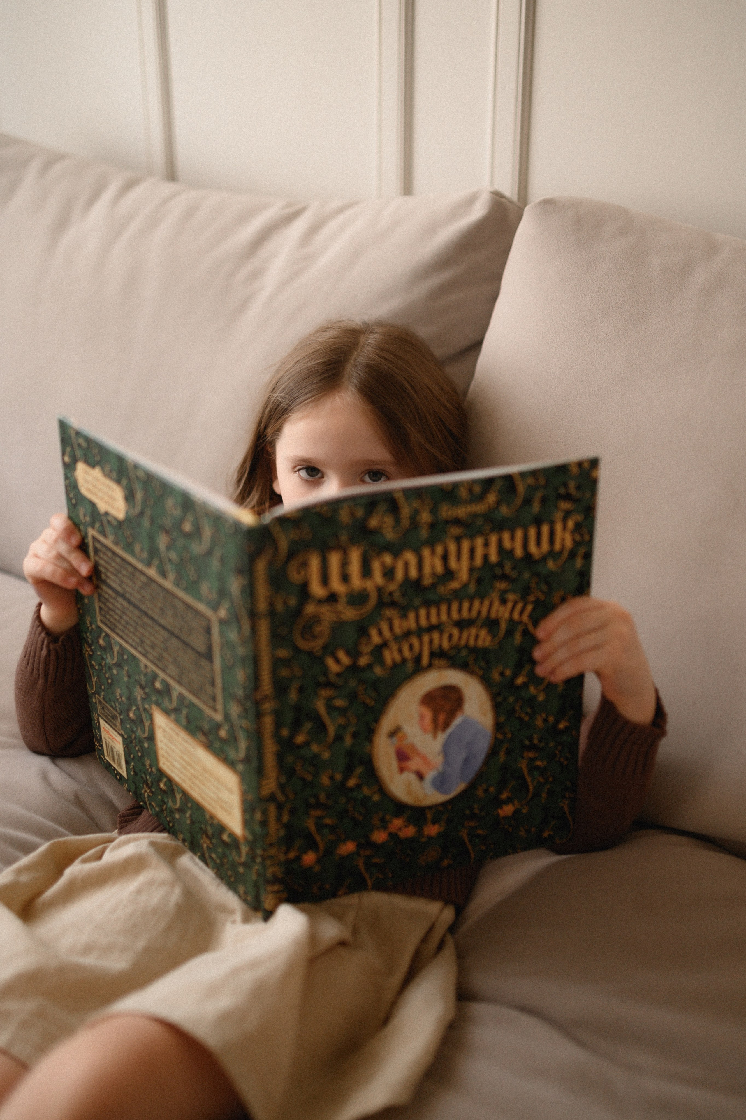 Валентин, Ирина, Евсей, Кира и Агата дома. Семейный и свадебный lifestyle-фотограф в Москве Мария Петрова