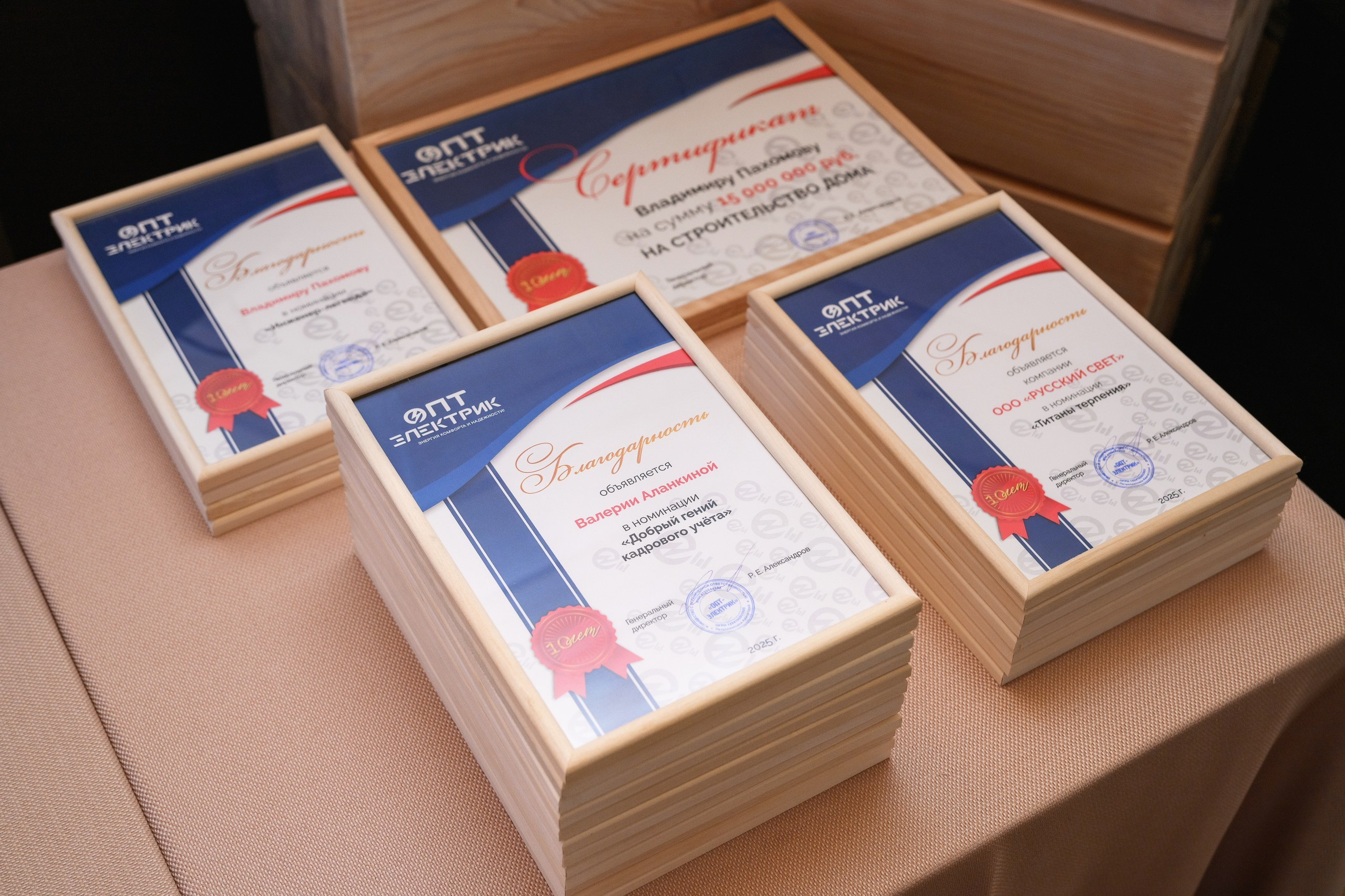 Фотосъемка корпоратива в честь юбилея компании в Петропавловске-Камчатском. Профессиональная съемка празднования юбилея компании в ресторанах Петропавловска-Камчатского. Яркая фотосъемка корпоративного торжества с командой сотрудников. Эмоциональные фотографии с награждения сотрудников и поздравительных речей. Стоимость услуг фотографа на корпоративное мероприятие в Петропавловске-Камчатском.