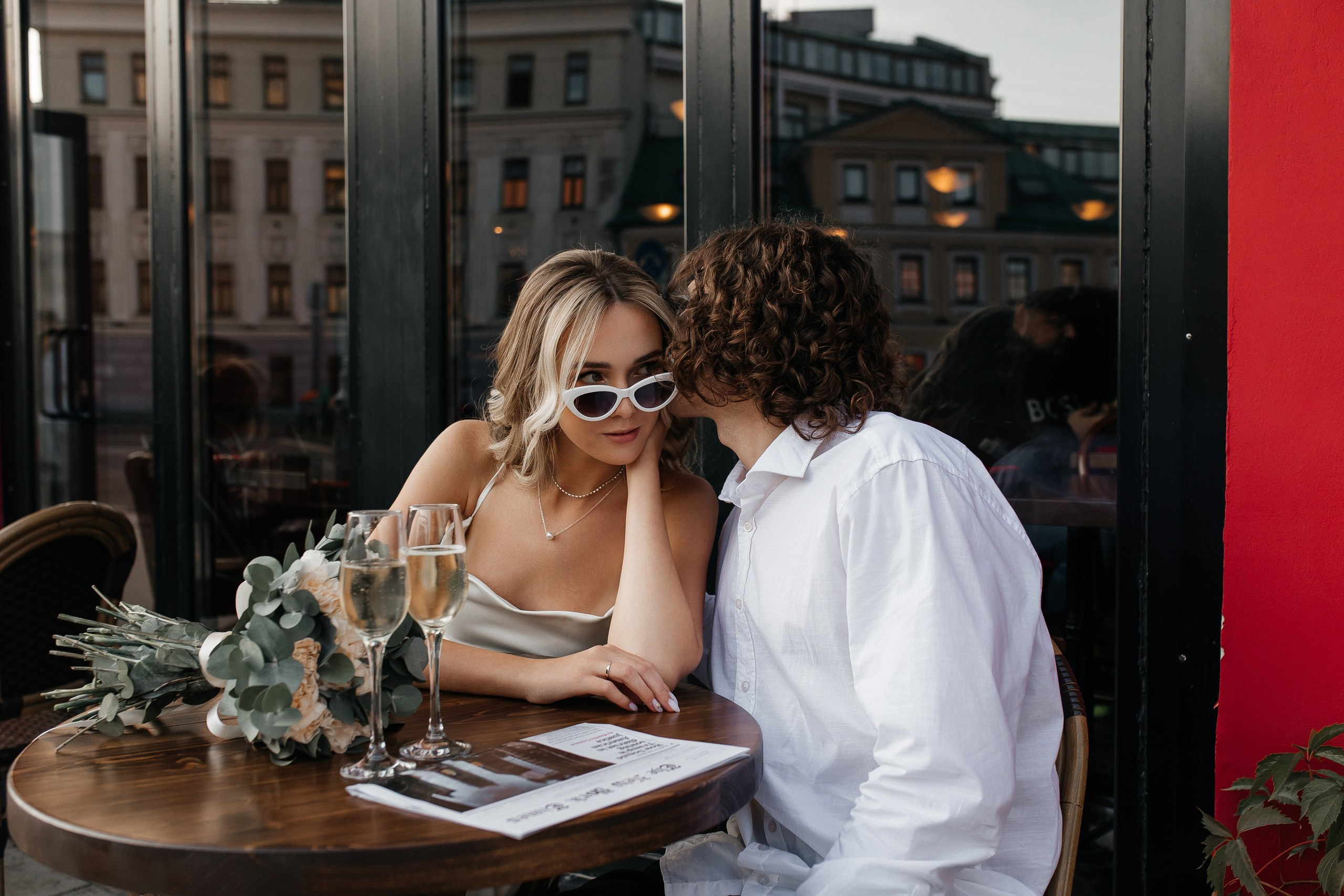 Свадебная фотосессия в кафе