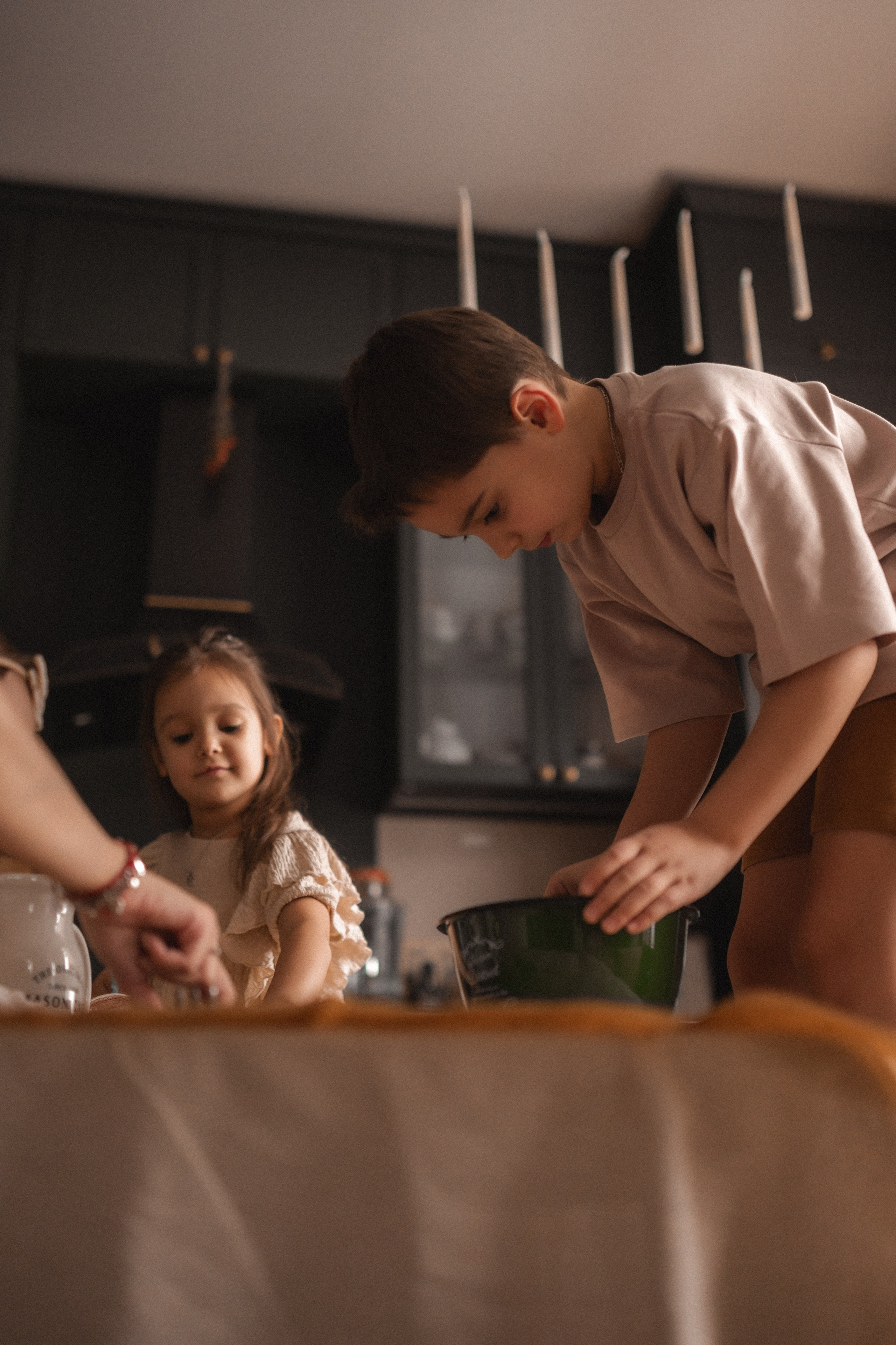 Полина, Дима, Мия и Эмма дома. Семейный и свадебный lifestyle-фотограф в Москве Мария Петрова