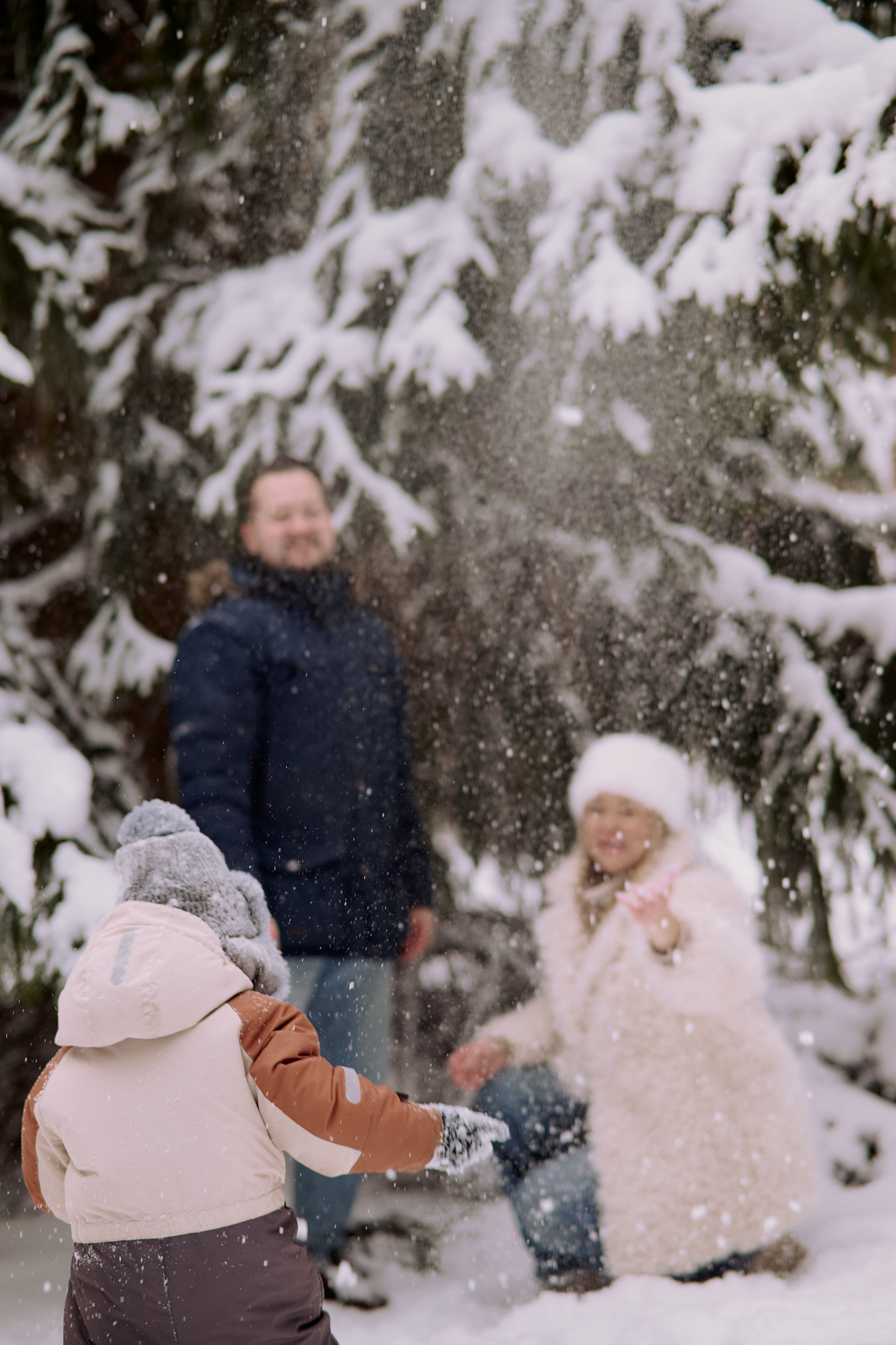 Паша, Света и Марк на зимней прогулке. Семейный и свадебный lifestyle-фотограф в Москве Мария Петрова