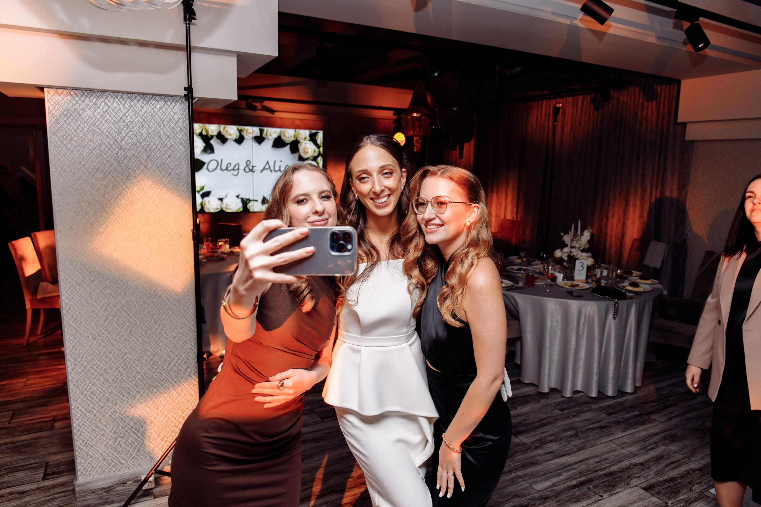 Свадебная фотосессия красивый банкет. Свадебный фотограф в Екатеринбурге Илья Корсаков