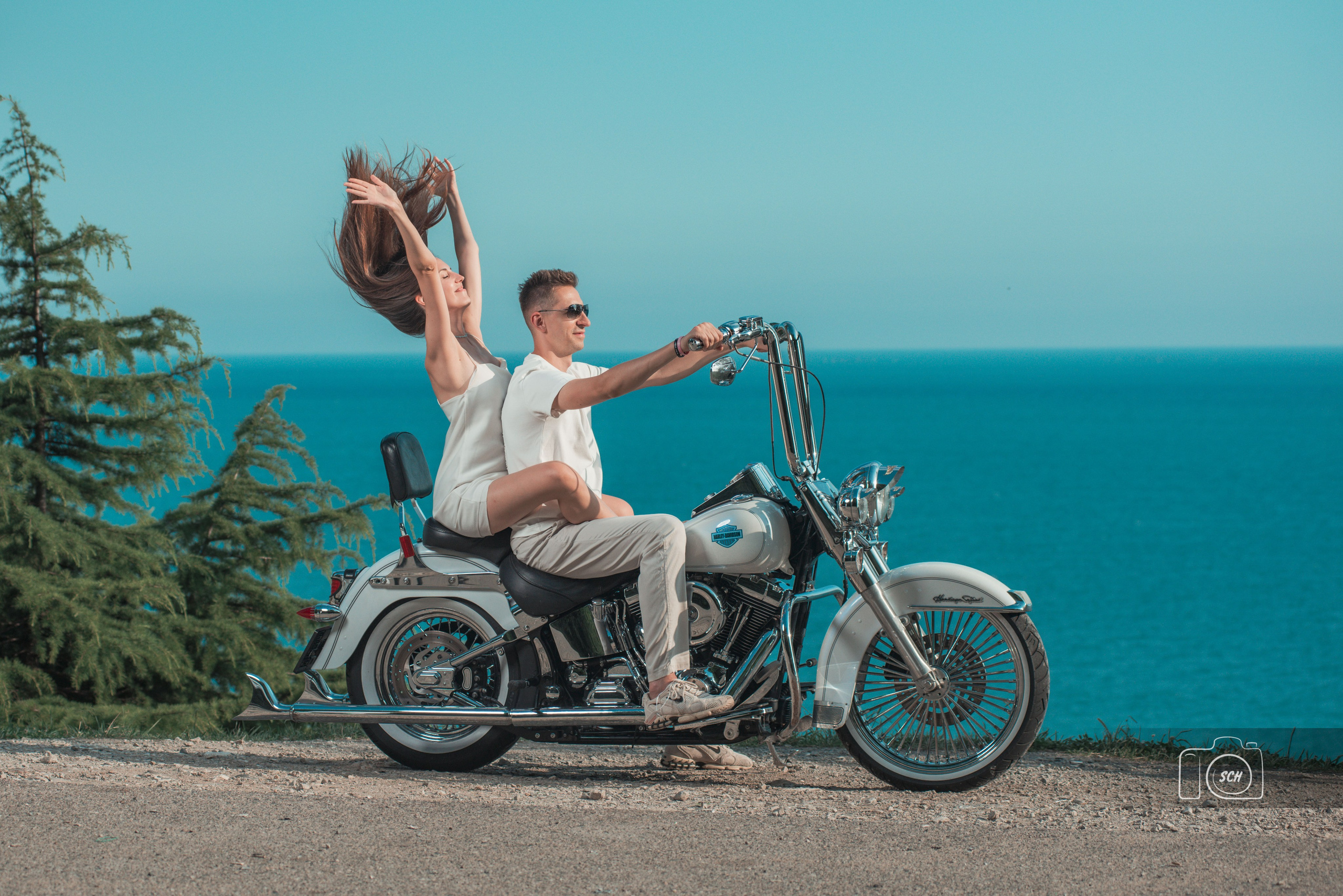 Солнечная фотосессия с белым harley-davidson