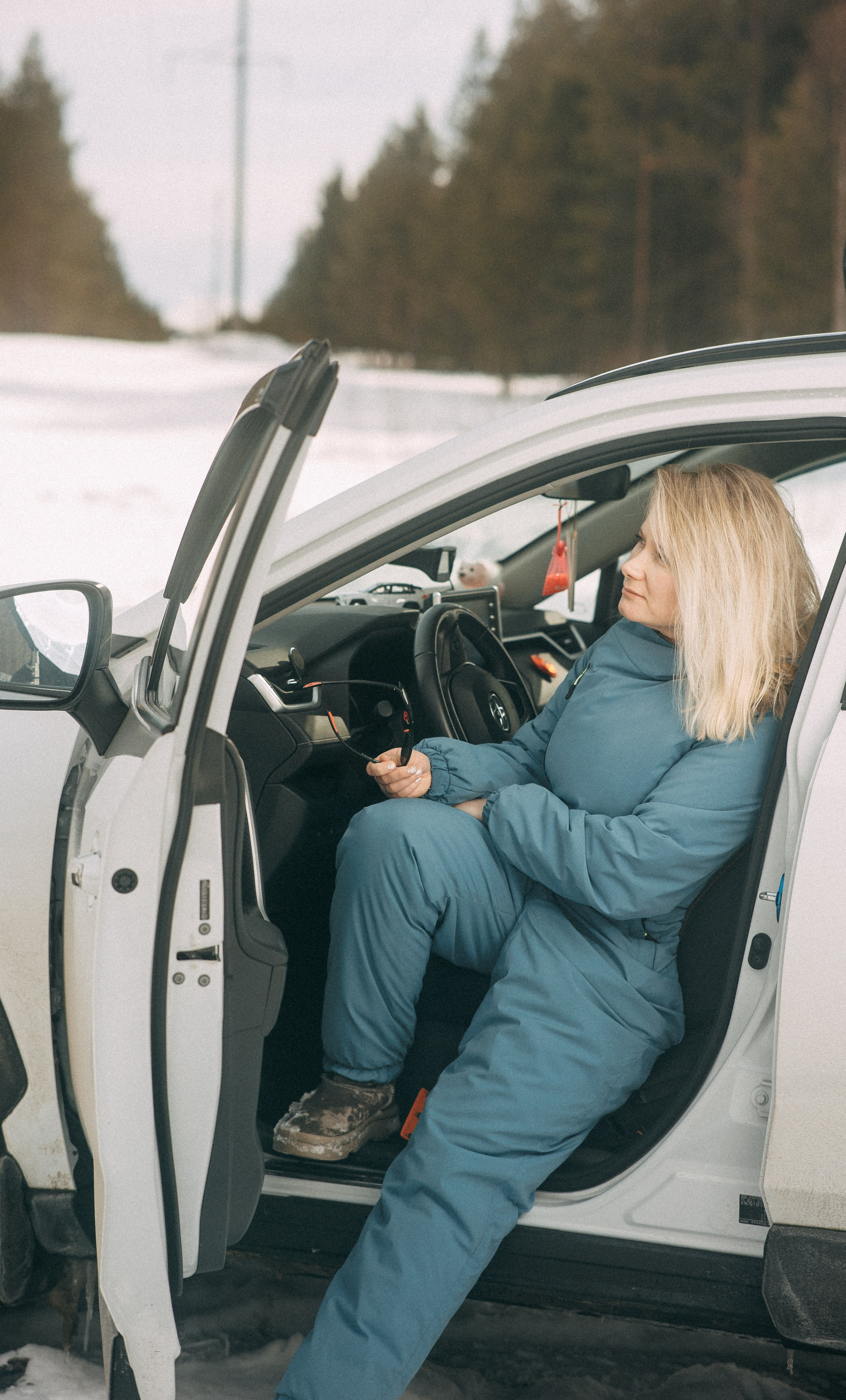Зимняя фотосессия Анастасия и Евгений и их пёс по кличкеГранд. Артём Печерин фотограф в Оленегорске