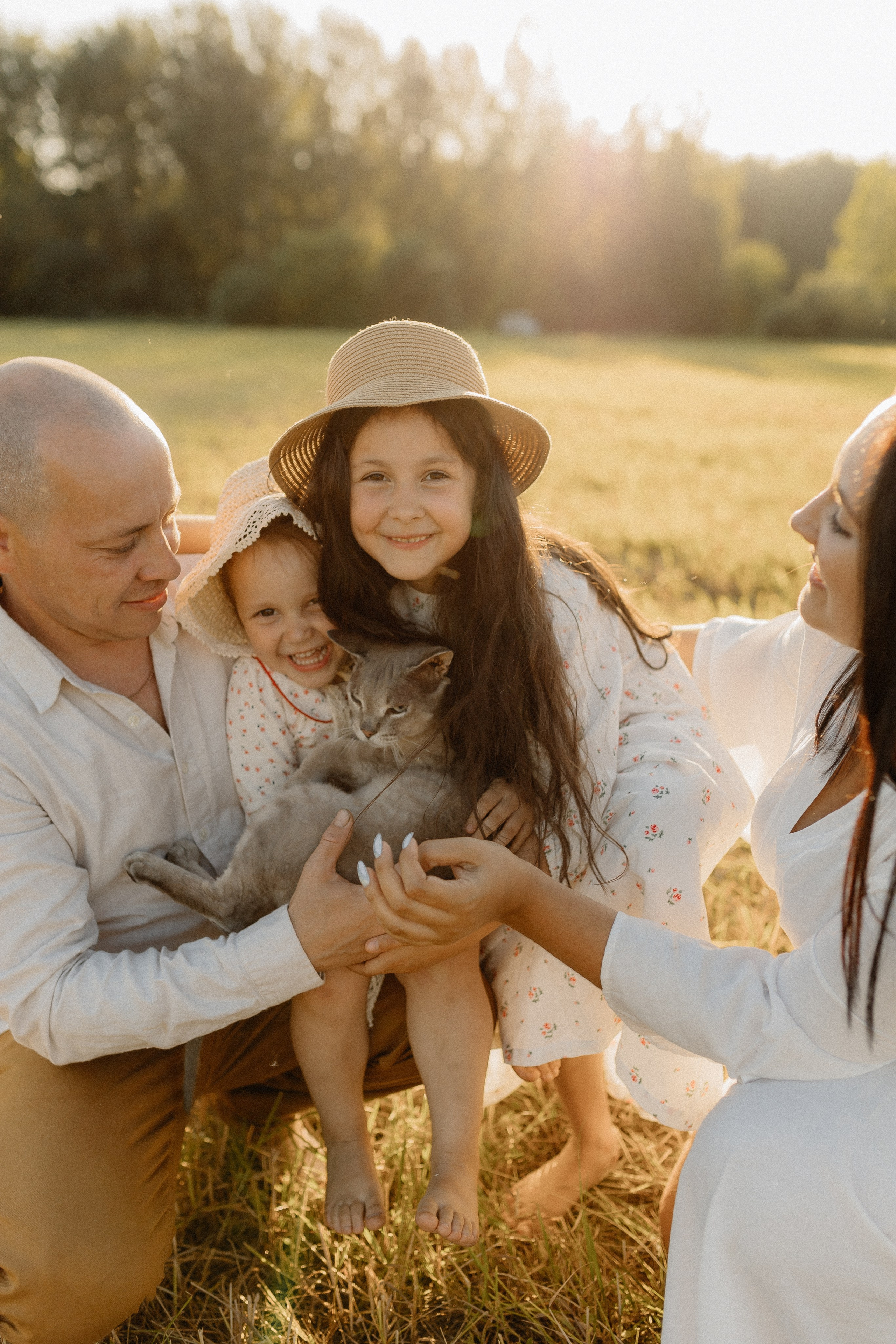 Семейная фотосессия с усатым любимцем. Главная