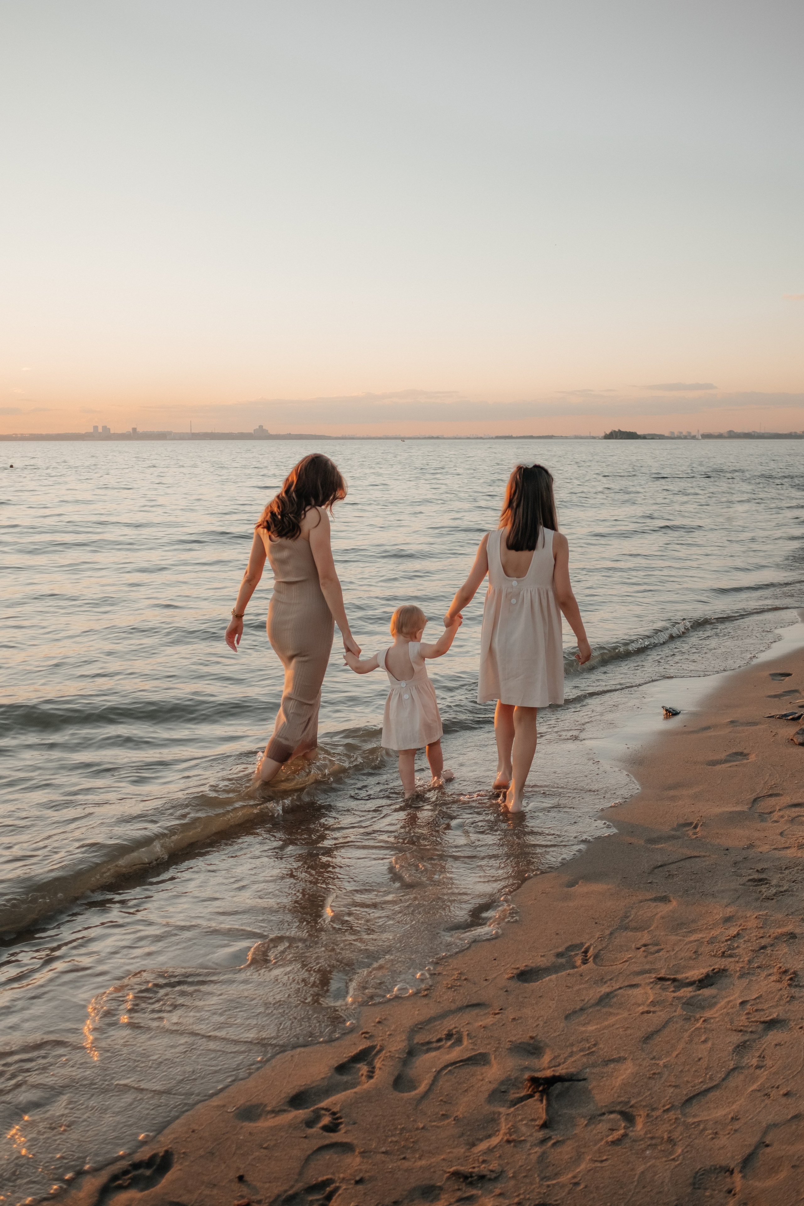 Катя с дочками на берегу. Фотограф в Новосибирске Диана Ильиных