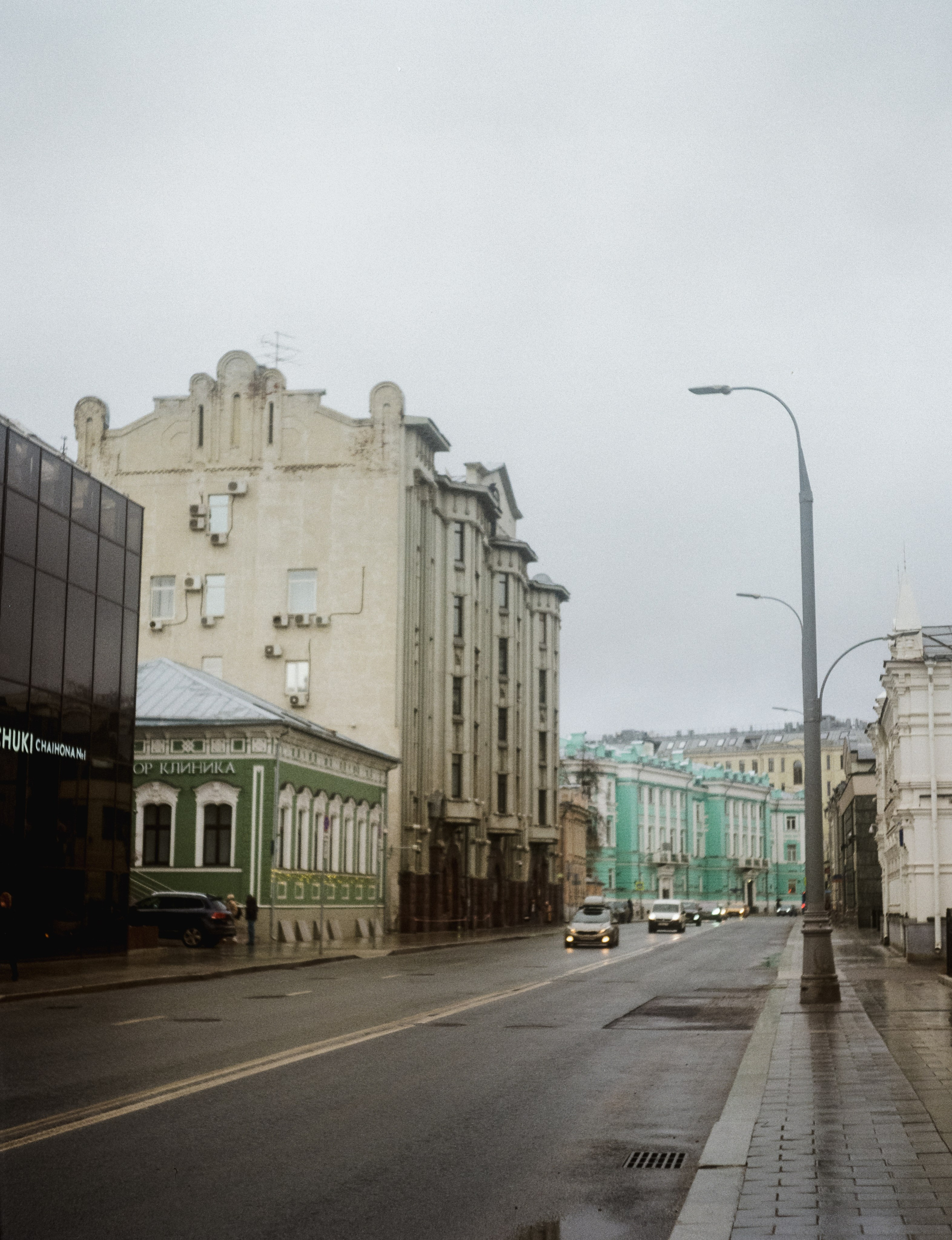 Ул. Большая Полянка и Музей Тропинина / Kodak Gold 200 / Konishiroku Pearl II