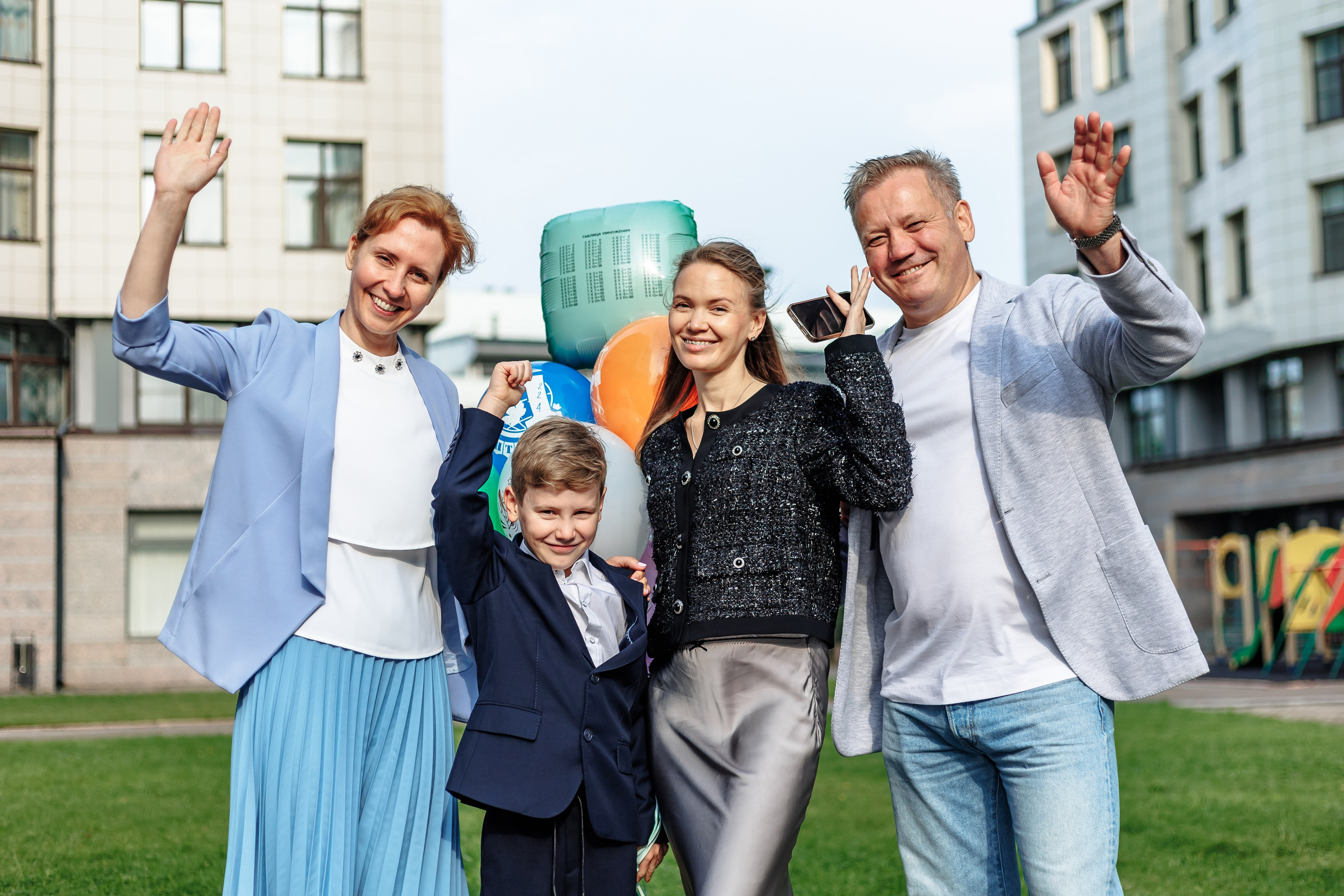 Учительница и родители машут в камеру