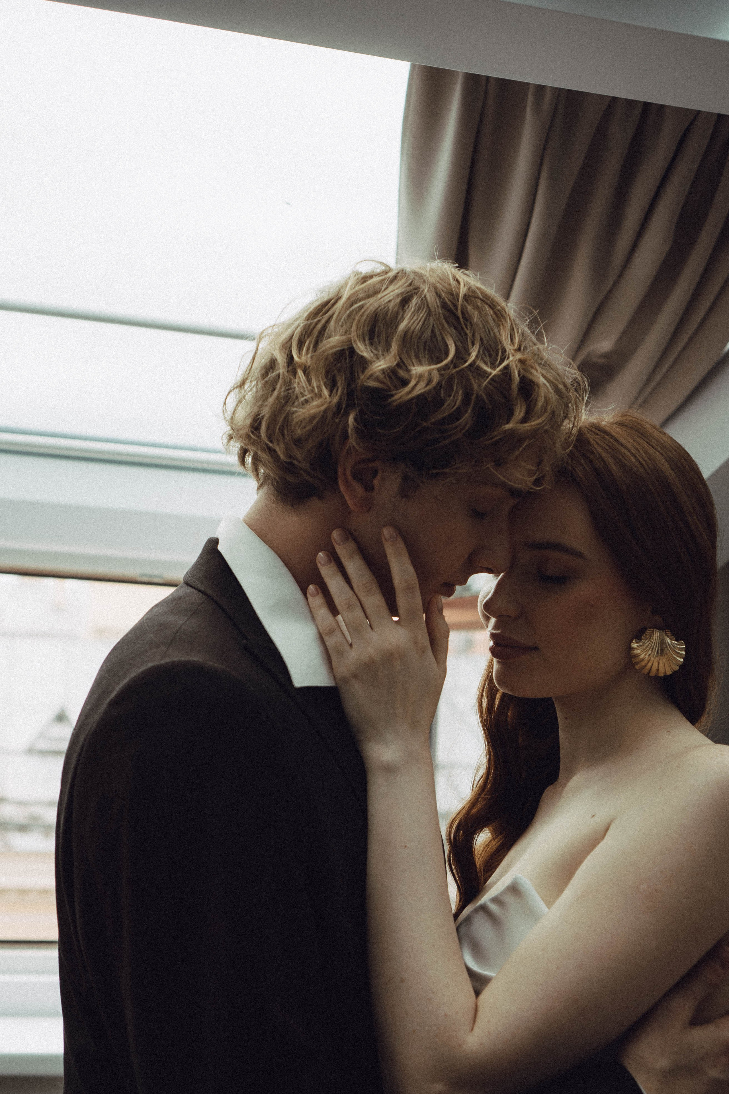 СВАДЕБНАЯ СЬЕМКА В ОТЕЛЕ. СБОРЫ ЖЕНИХА И НЕВЕСТЫ И ТАКЖЕ ТОР И ПОДГОТОВКА К ПРОГУЛКЕ. Профессиональный фотограф, Санкт-Петербург — Виктория Богомолова