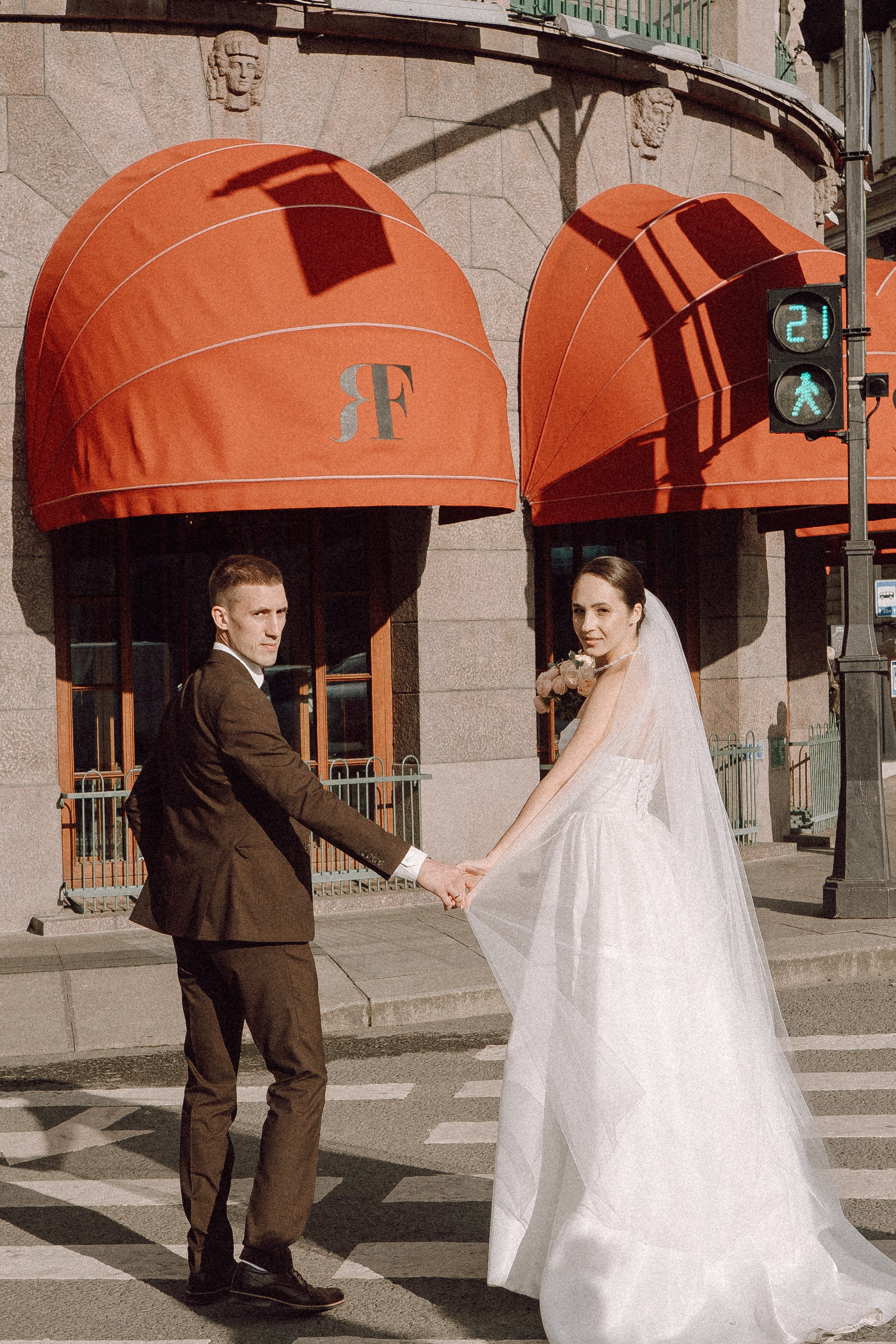 СВАДЕБНАЯ ПРОГУЛКА В САНТК-ПЕТЕРБУРГЕ (ИСАКИЕВСКИЙ СОБОР, ЗИМНЯЯ КАНАВКА, ЭРМИТАЖ И БОЛЬШАЯ МОРСКАЯ УЛИЦА). Профессиональный фотограф, Санкт-Петербург — Виктория Богомолова