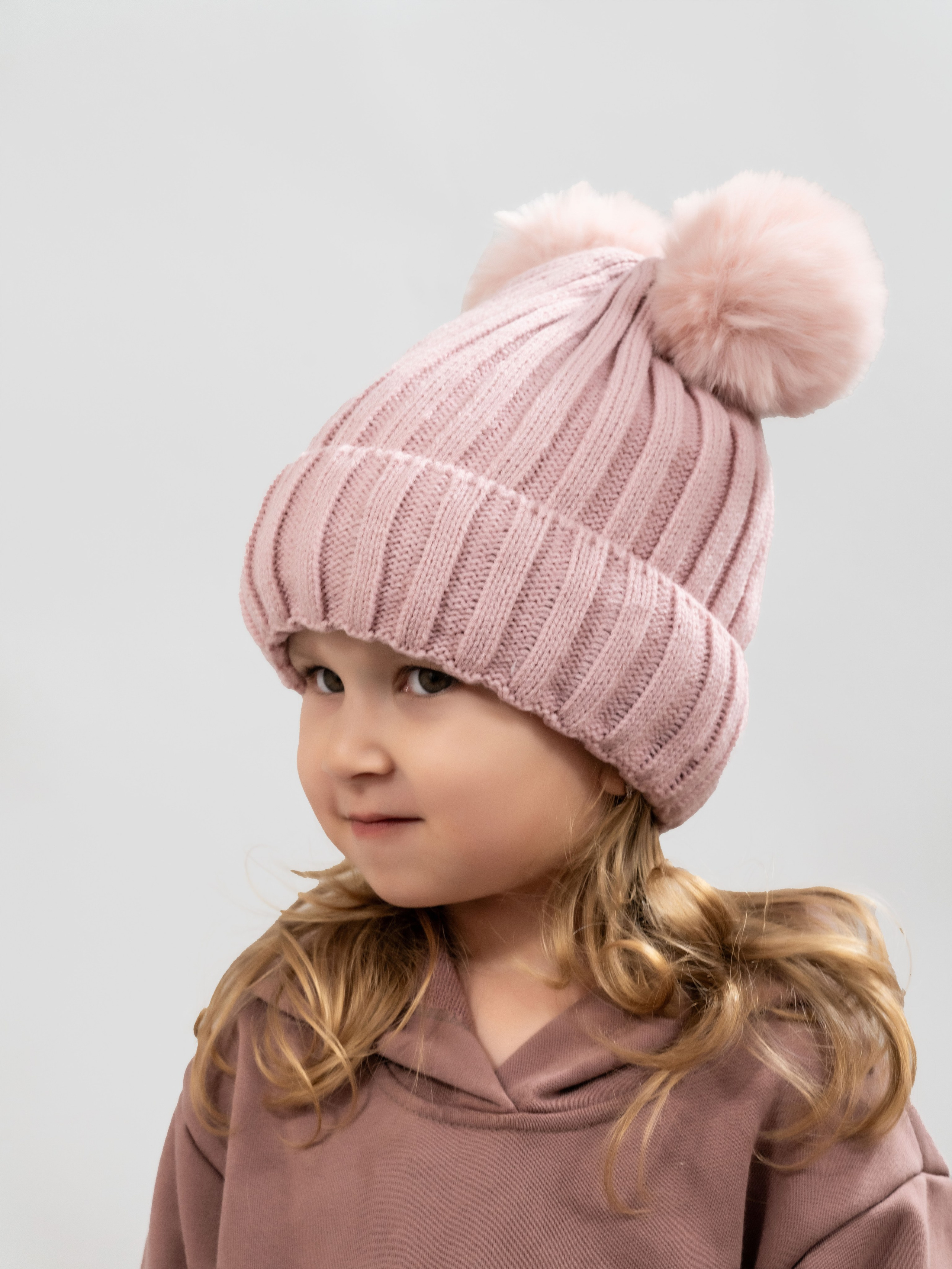 Детские шапочки, съемка для маркетплейсов, модельная съемка. Олейник Денис — предметный фотограф, фотограф для маркетплейсов в Казани