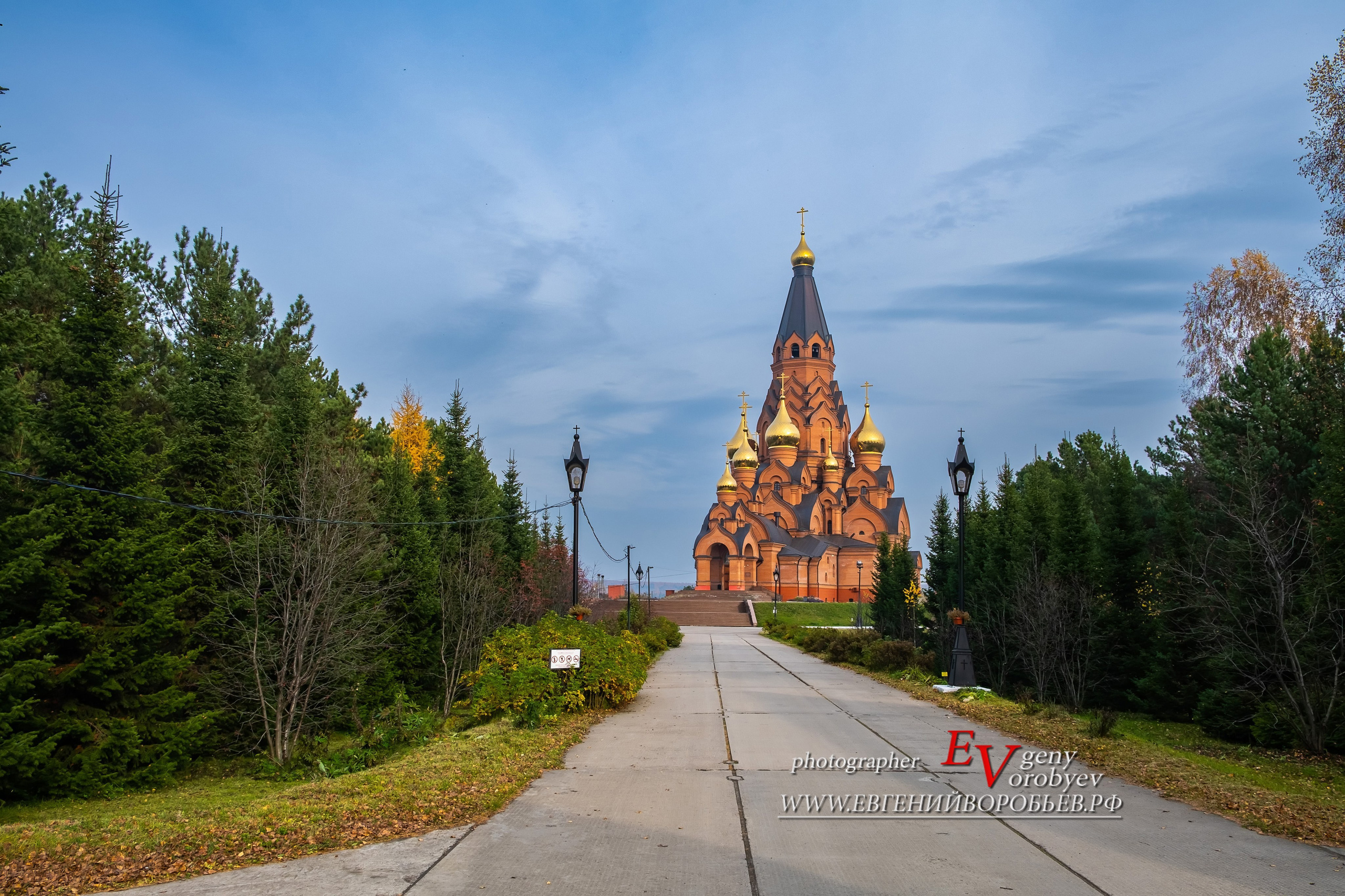 Крестовоздвиженский собор храм церковь в Лесосибирске экскурсии Енисейск Красноярск аренда микроавтобуса трансфер индивидуальный тур фото интересные места что посмотреть куда сходить что посетить достопримечательности в Лесосибирске фототур  цена заказать экскурсию программа маршрут смотровые площадки видовые красивые места путешествие туристический маршрут 