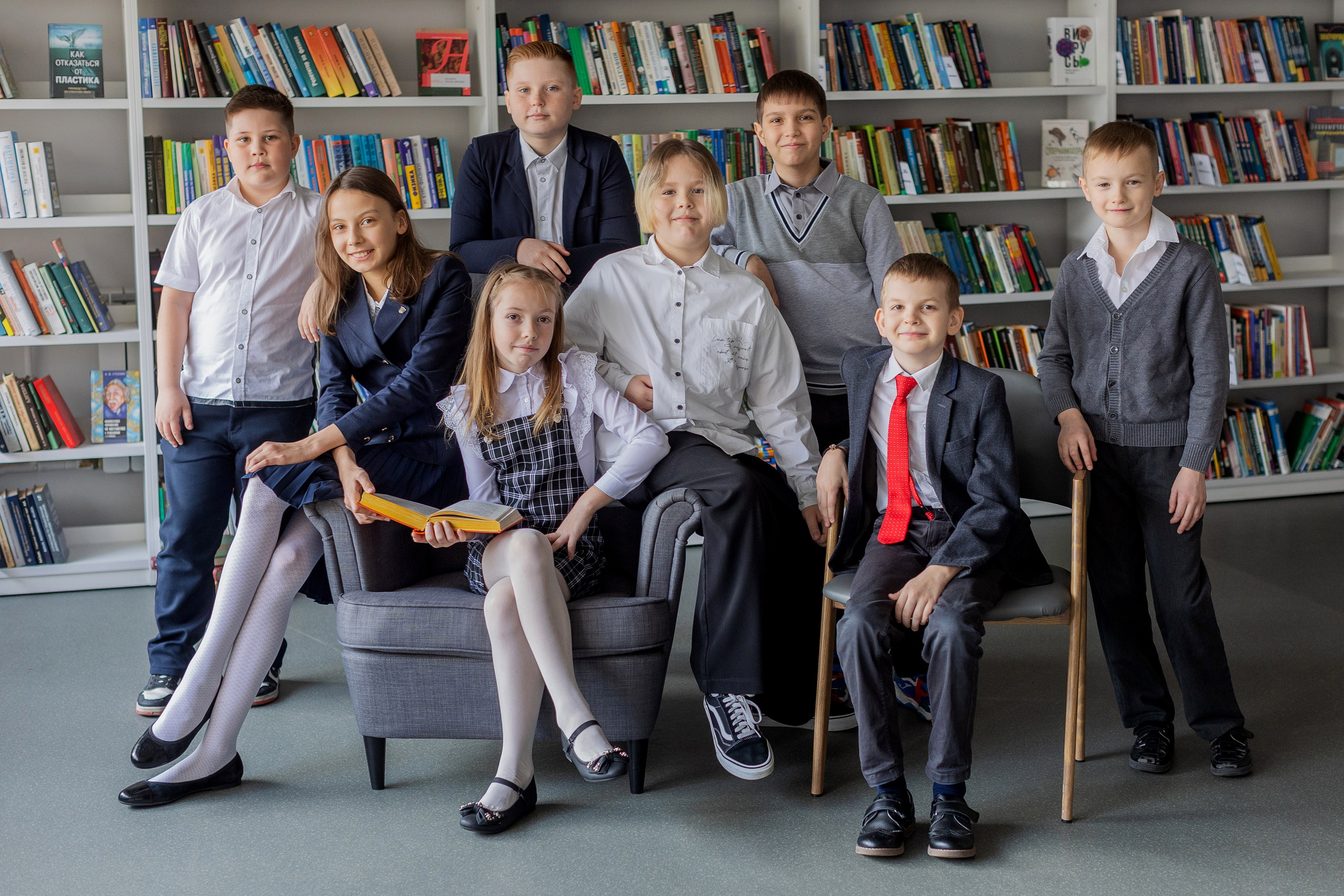 Группа друзей позируют в библиотеке