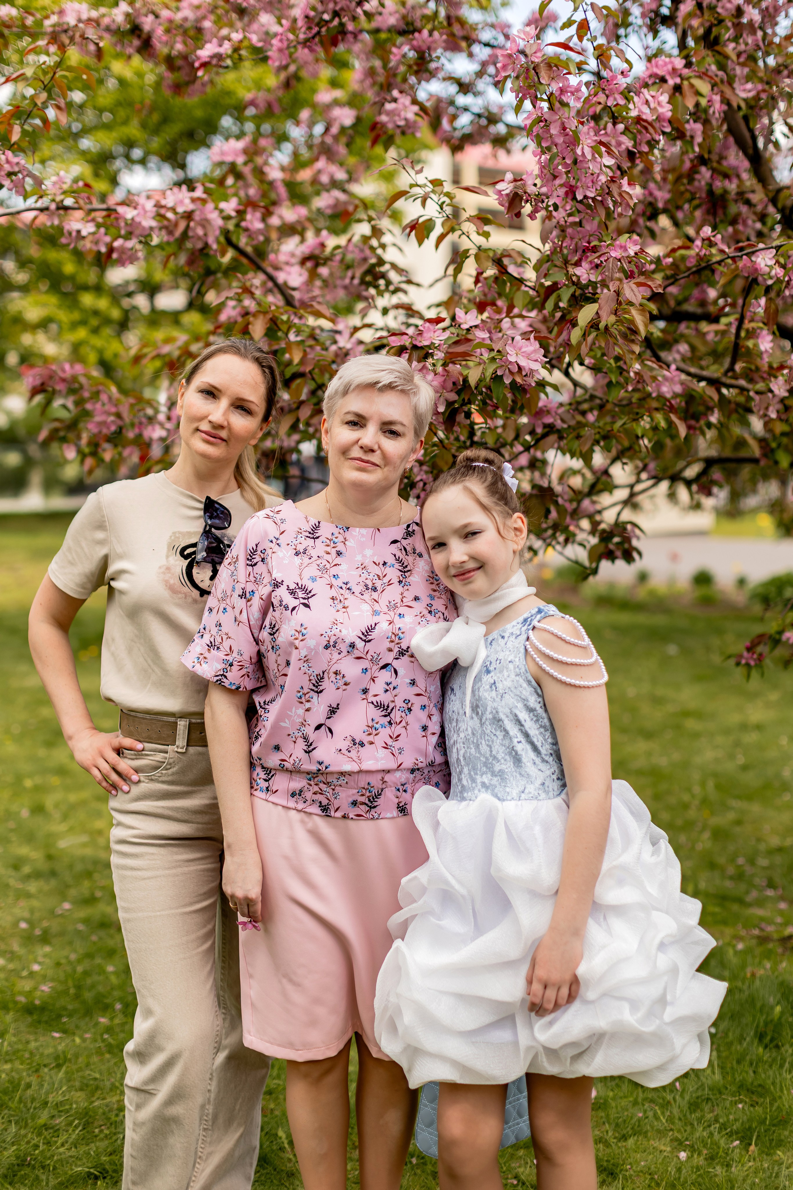 Выпускной в начальной школе на улице. Фотограф и видеограф Москва. Свадебный фотограф, видеограф. Выпускные альбомы. Оживающие альбомы