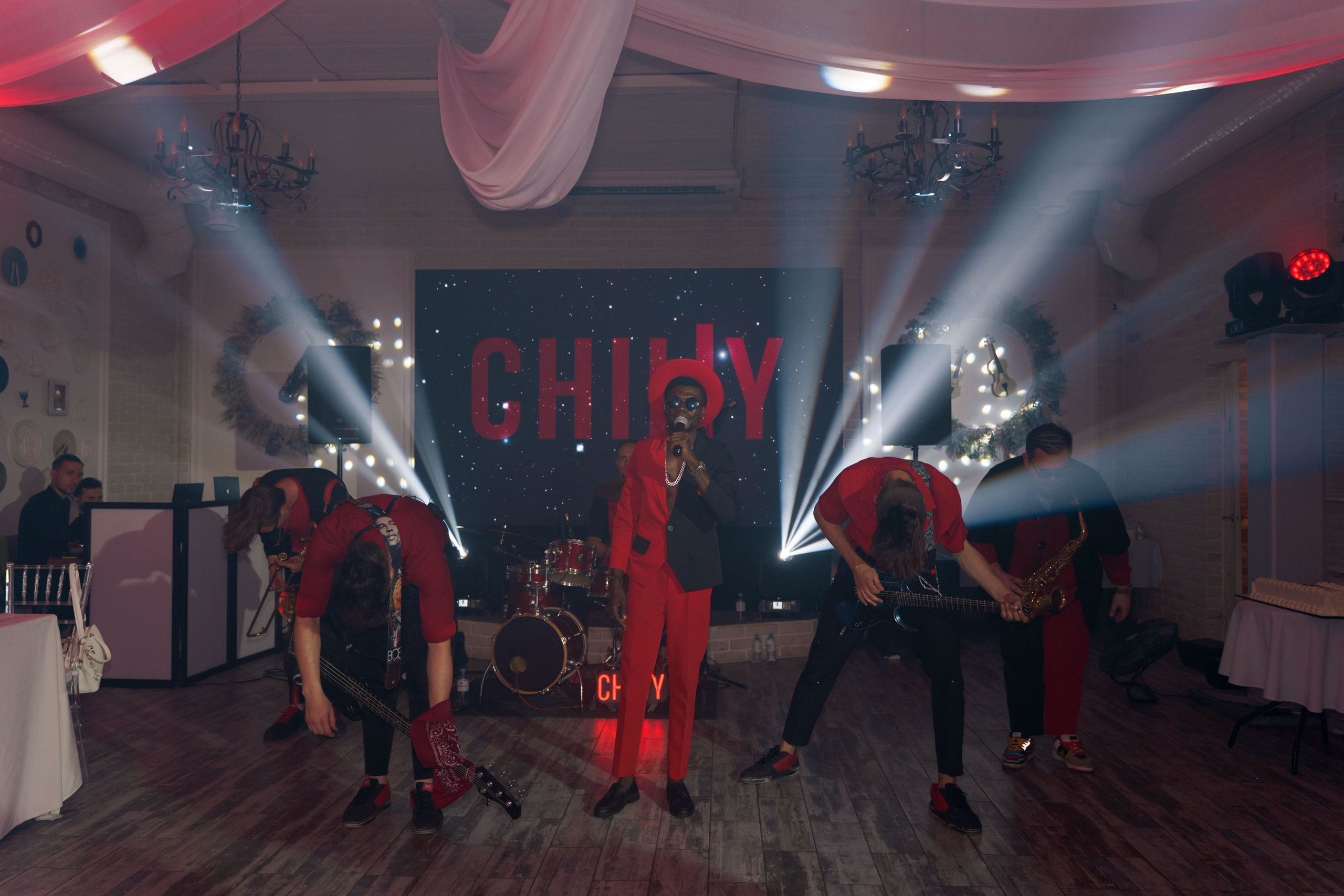 фотосессия свадебного банкета  танцы кавер группа