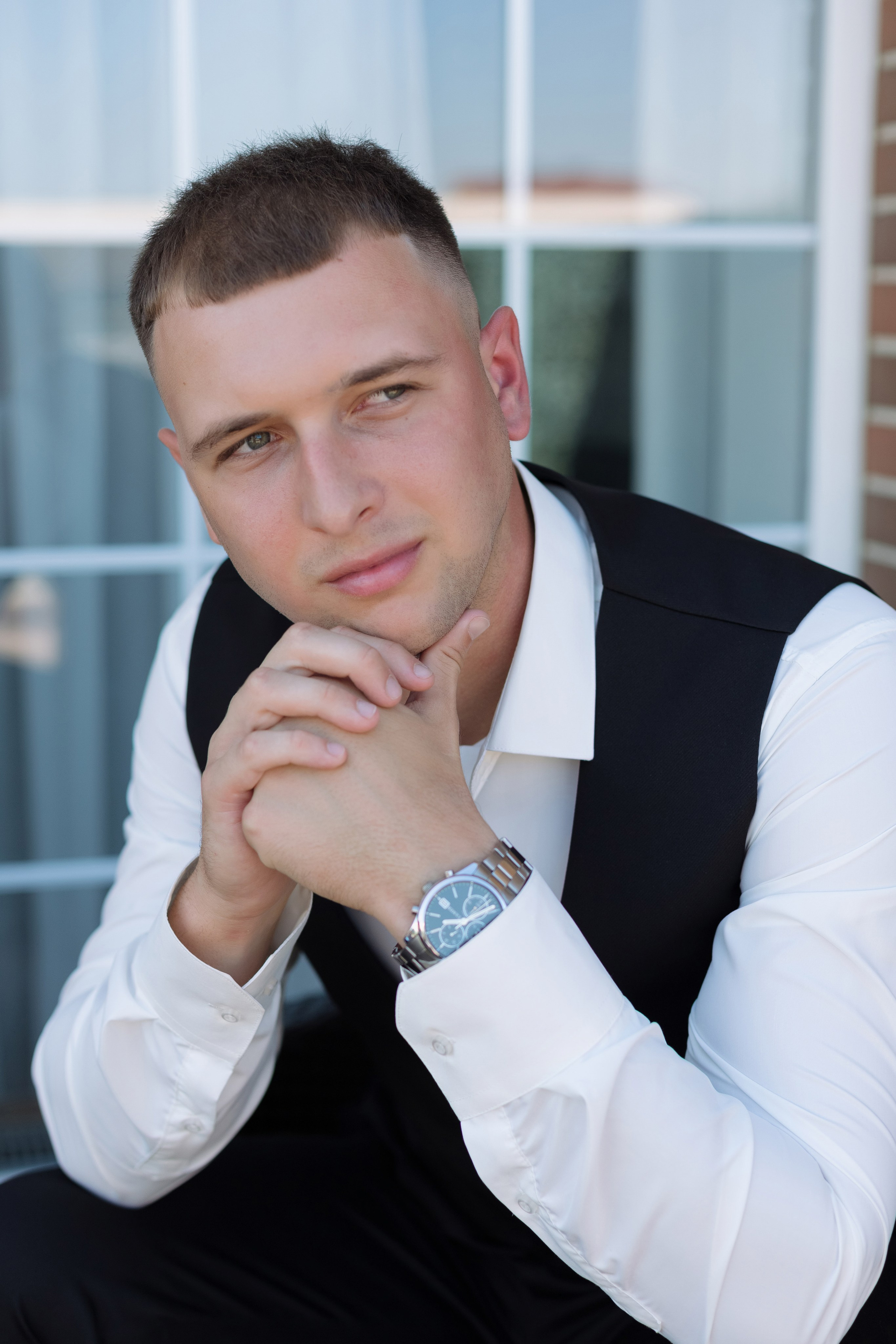 Портрет жениха перед свадьбой в Golden Horse, Таганрог — свадебная фотосессия