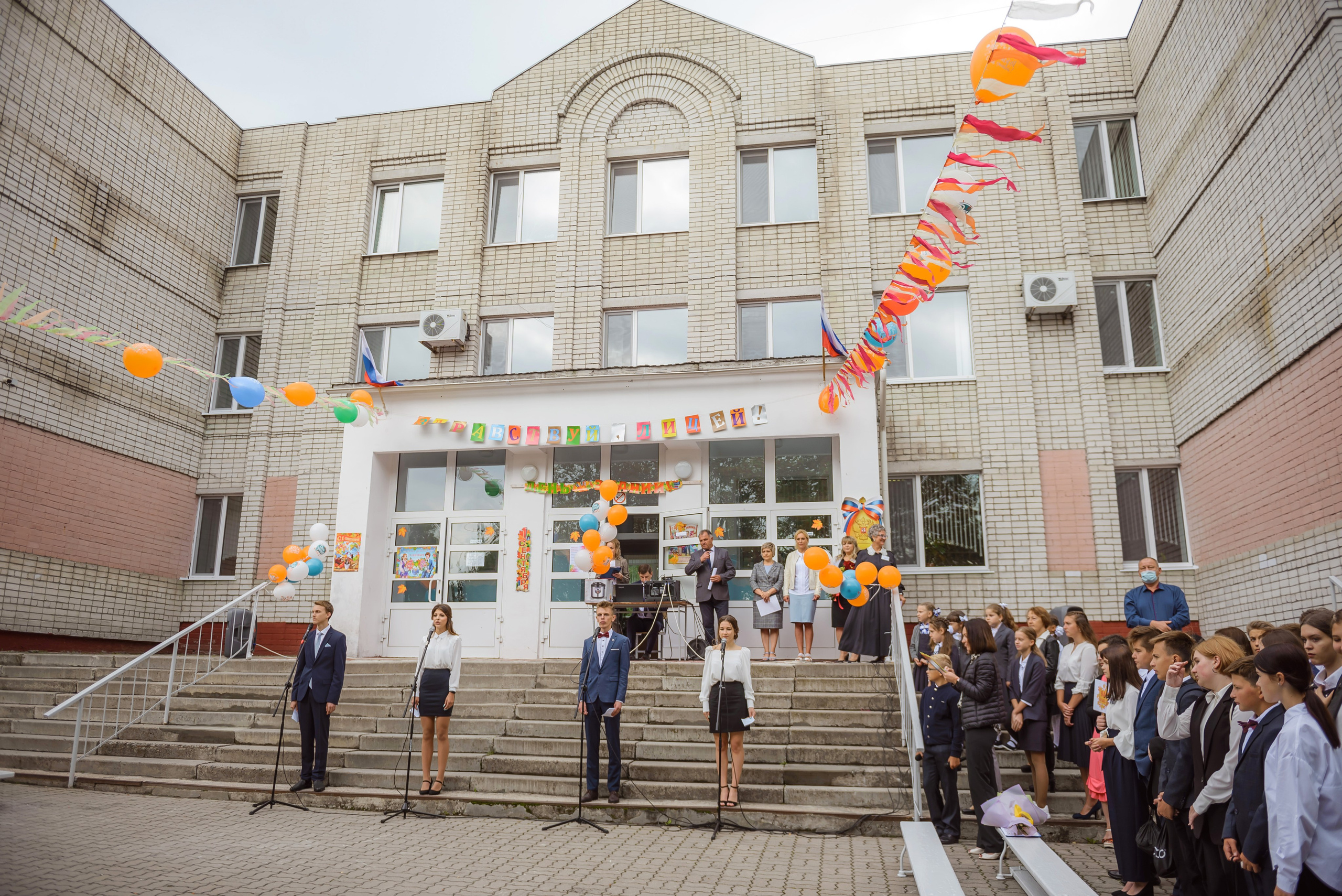 Линейка 11-е классы 2023. Фотограф Галина Лисанова, г. Брянск