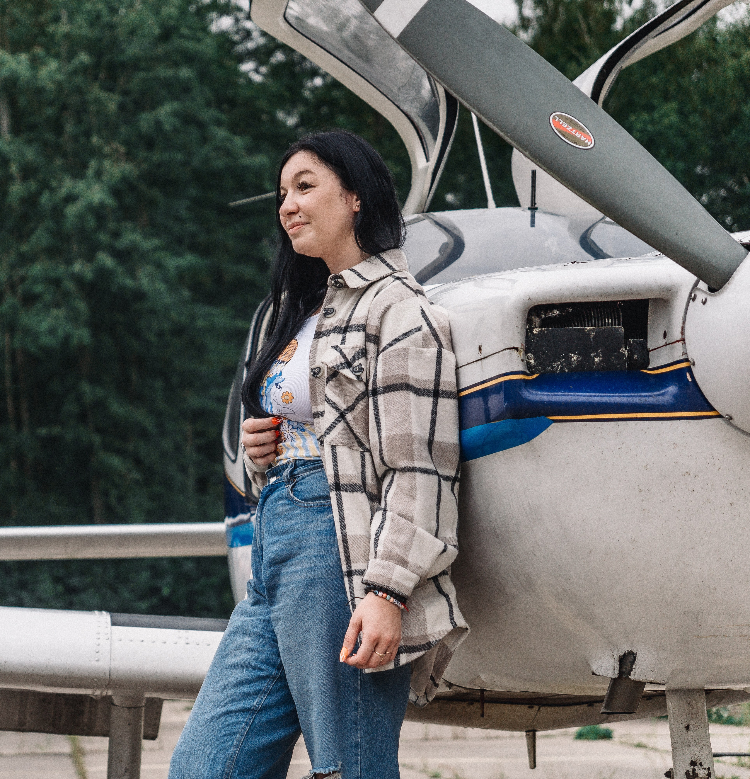 девушка возле частного самолета 