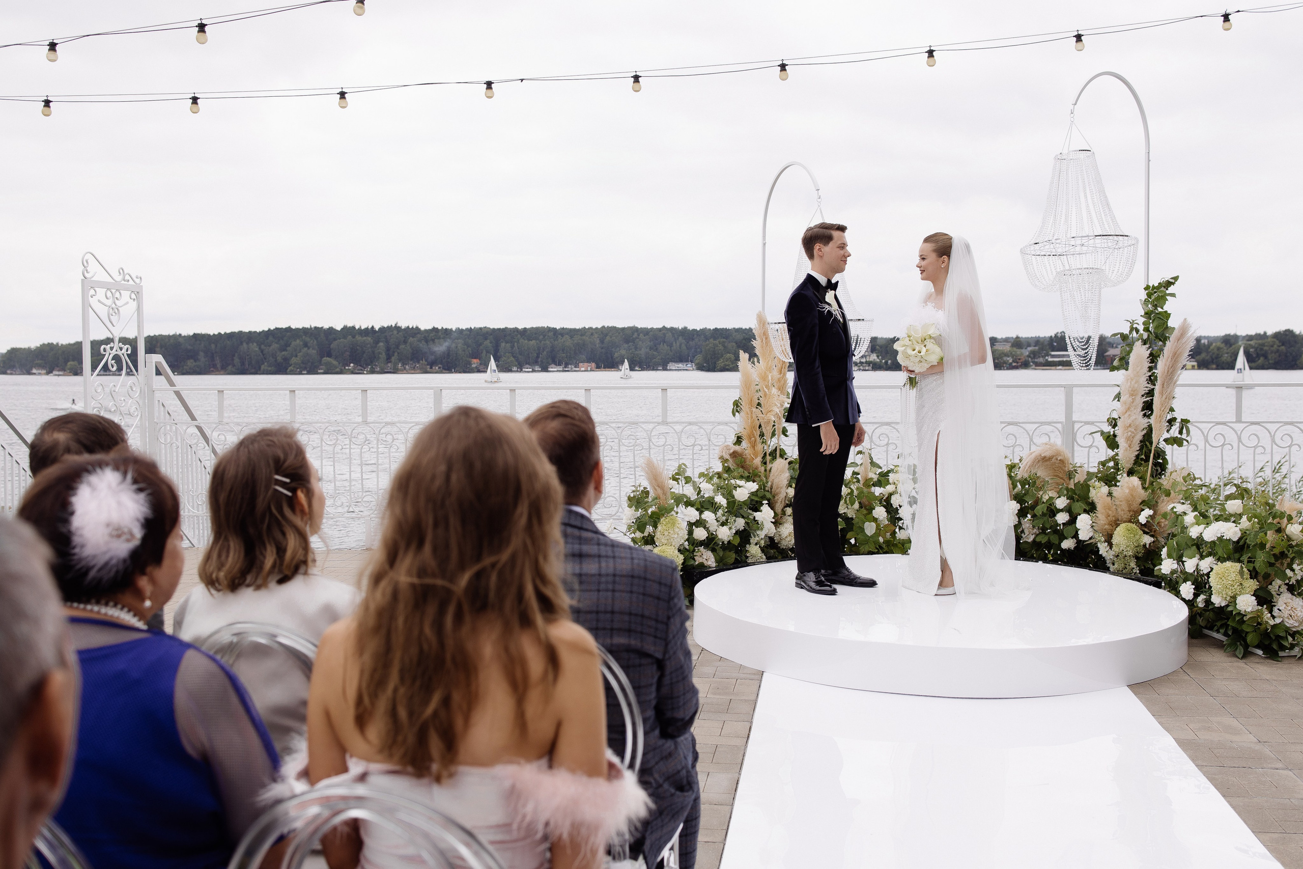 Влюбляться, целоваться. Свадебный фотограф в Москве | Профессиональный фотограф | Выгодные цены на услуги